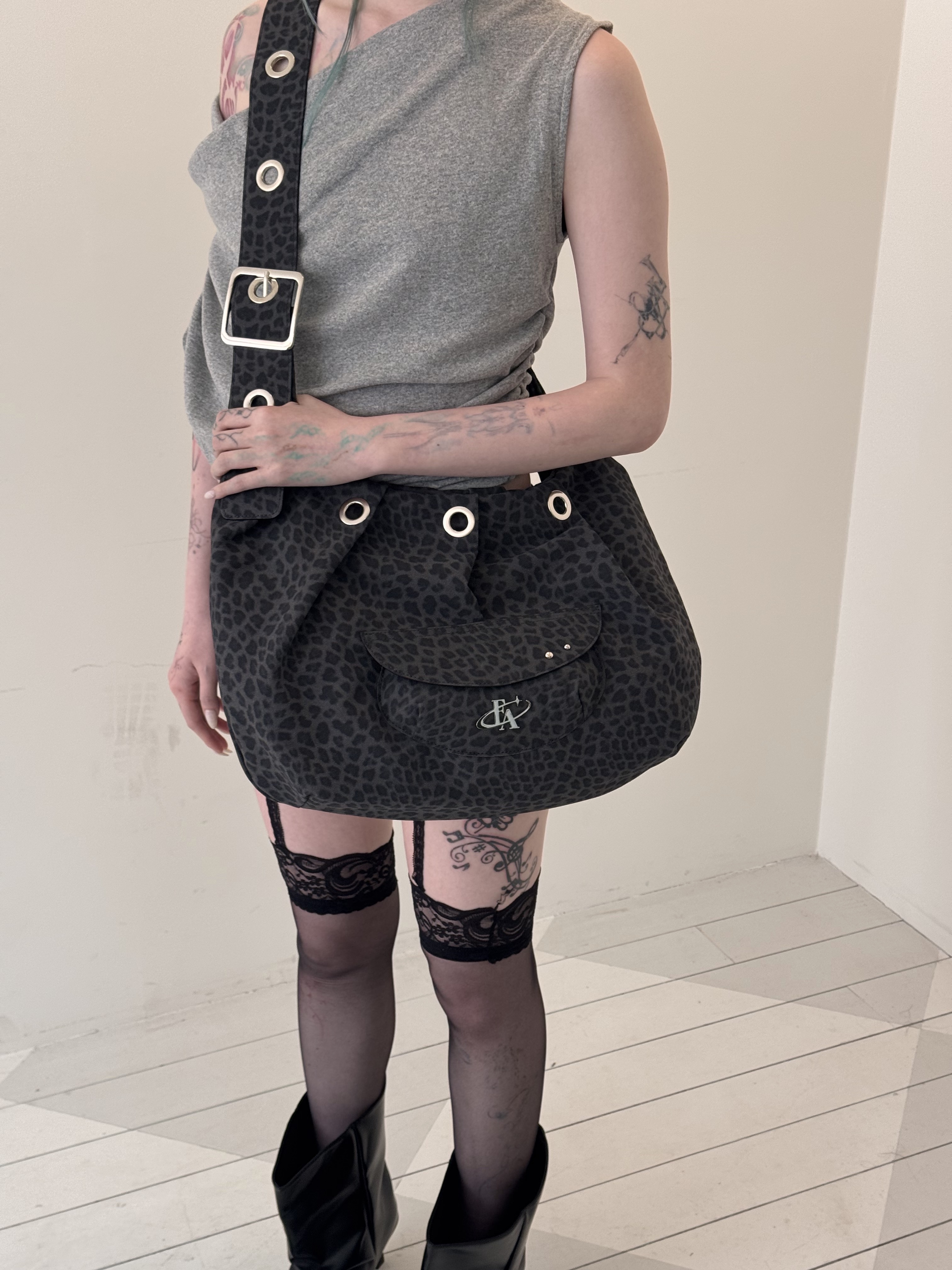 For Appeal Carry All Large Hobo Bag Leopard Black 착용 스타일