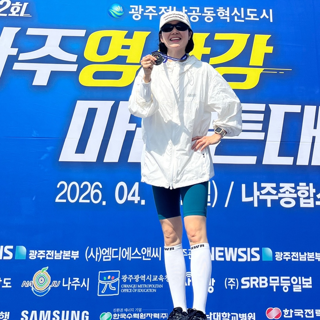 [KREAM 단독] runwhither Mesh Cap Ivory, [KREAM 단독] runwhither Windbreaker Jacket V2 White 착용 스타일