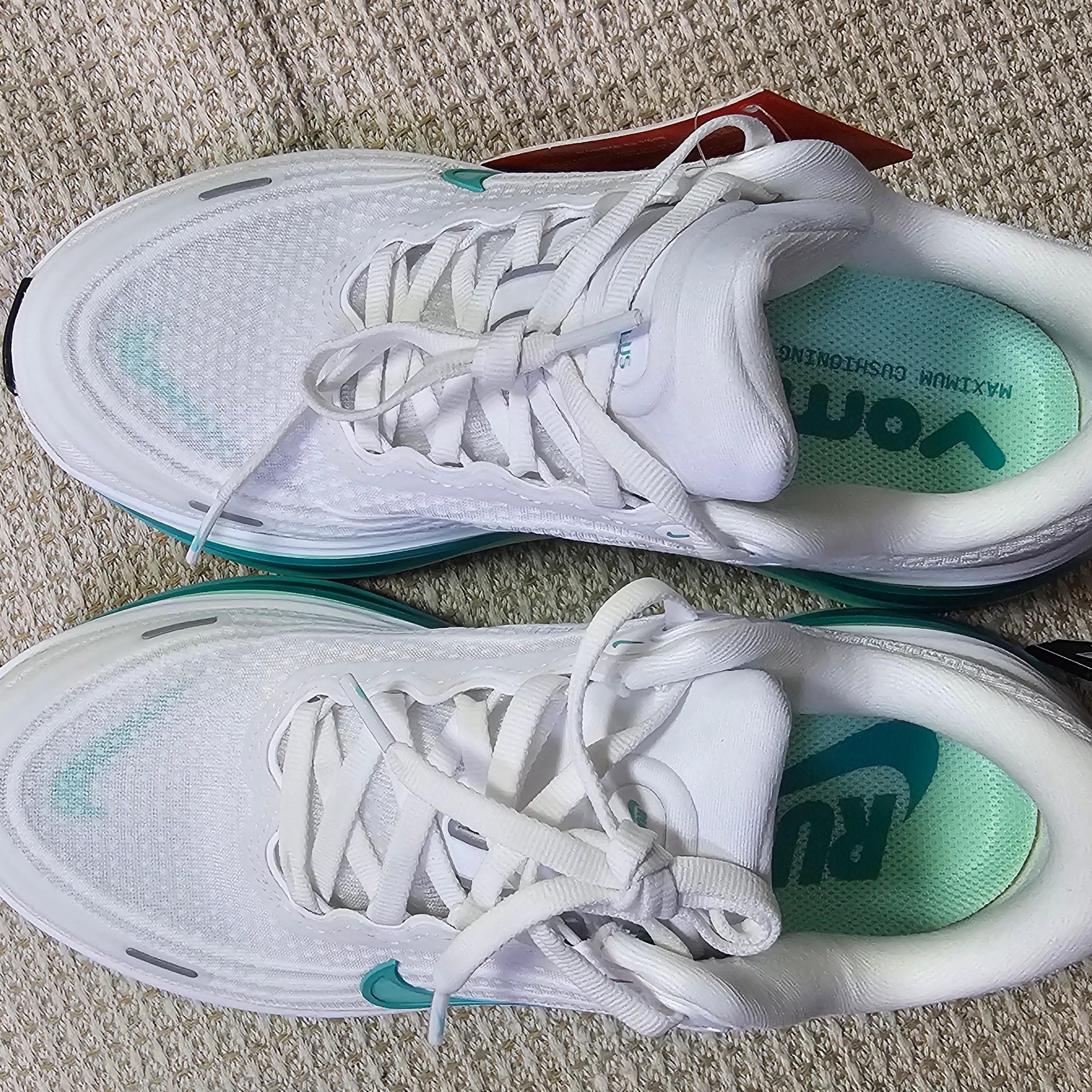 (W) Nike Vomero Plus White Mint Foam 착용 스타일