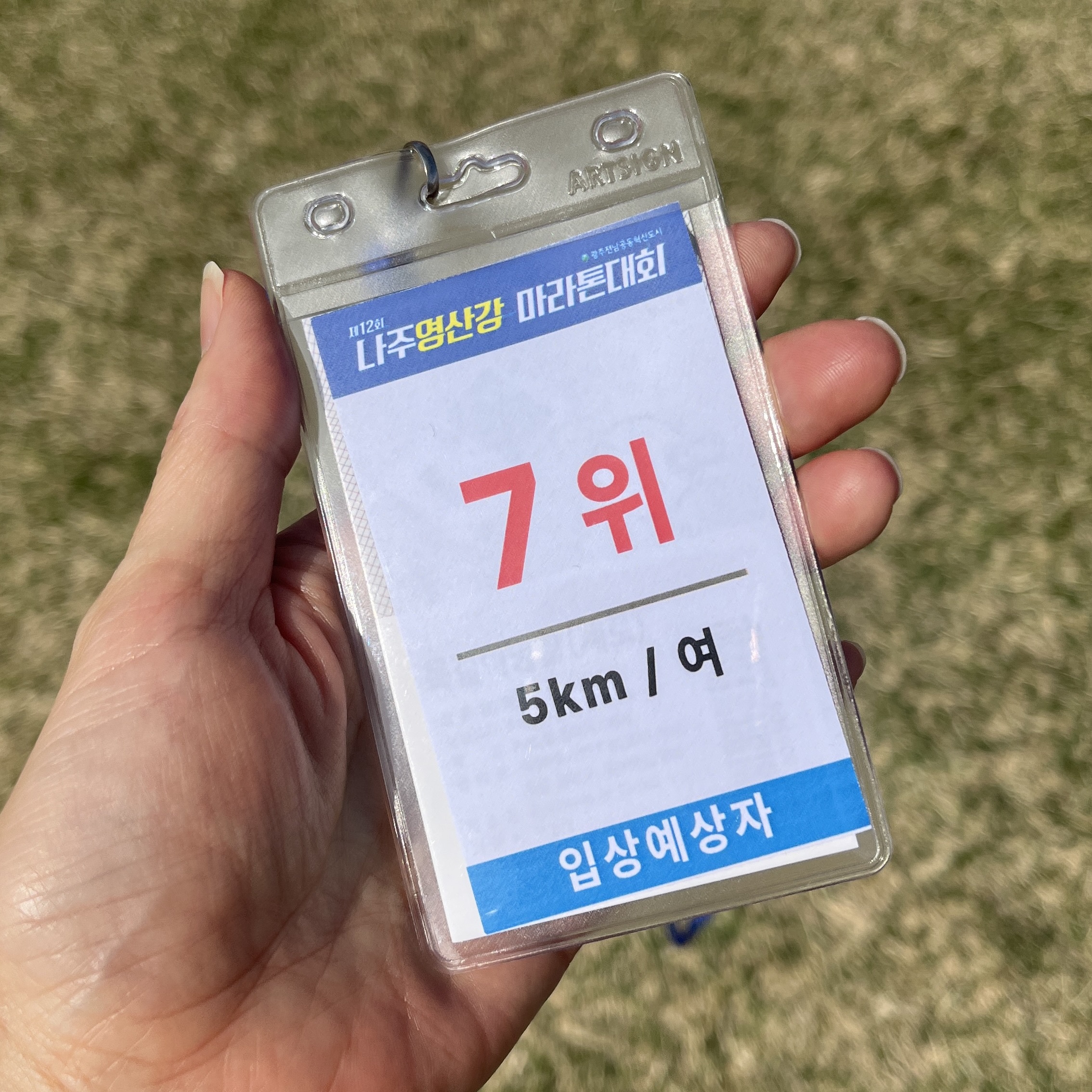 [KREAM 단독] runwhither Windbreaker Jacket V2 White 착용 스타일 - 2