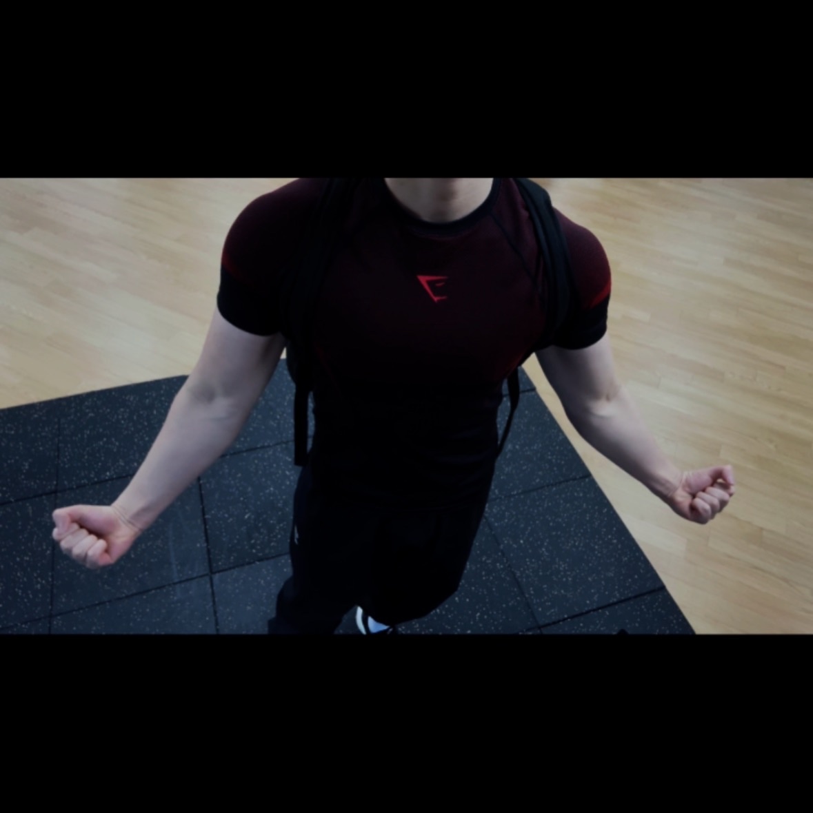 Gymshark Onyx 5.0 Seamless Hoodie Black Onyx Grey, Gymshark Onyx 5.0 Seamless T-Shirt Black Carmine Red 착용 스타일 - 3
