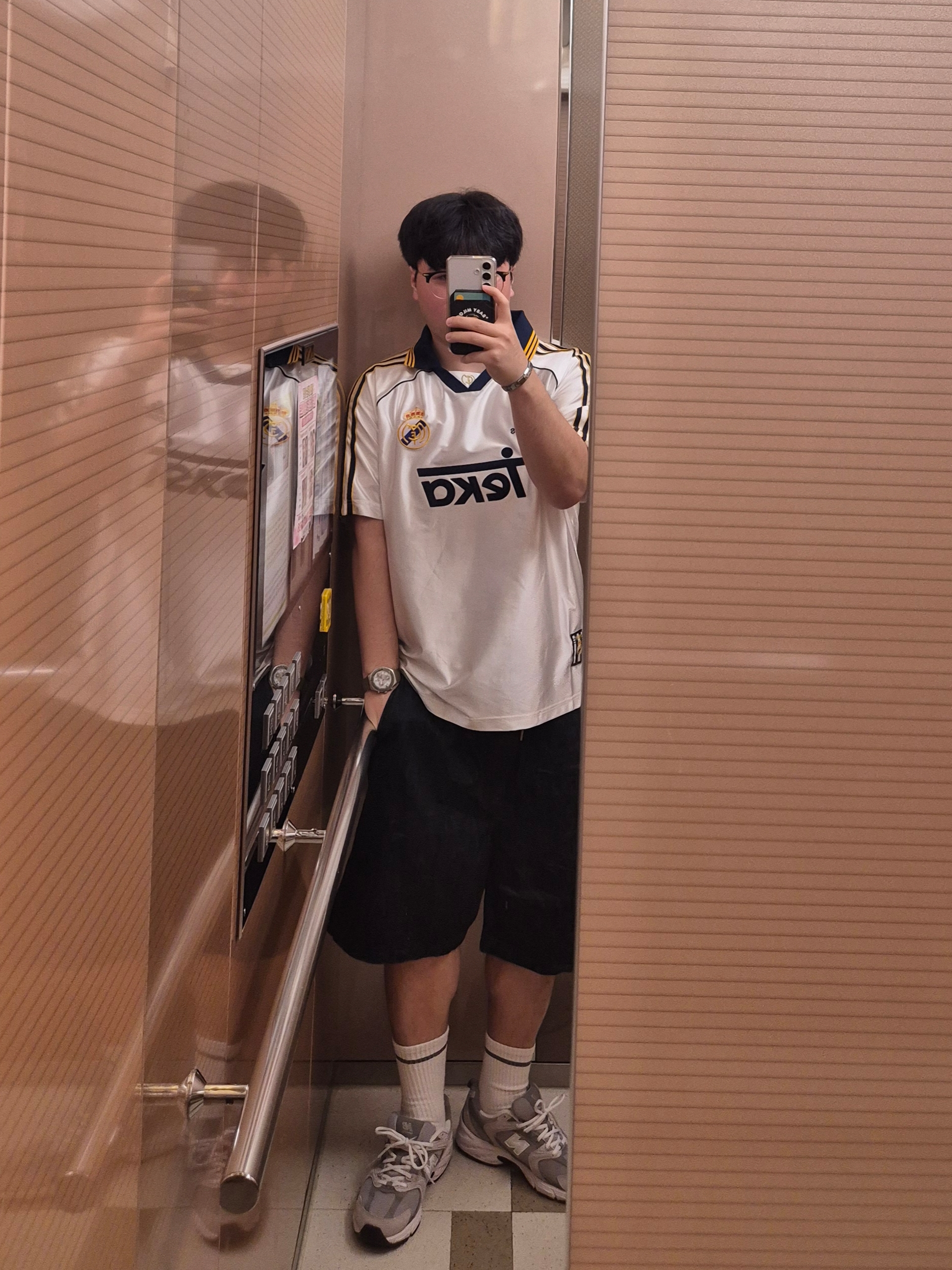 Adidas Real Madrid 99/00 Home Jersey White - KR Sizing (Non Marking Ver.), New Balance 530 Gray 착용 스타일
