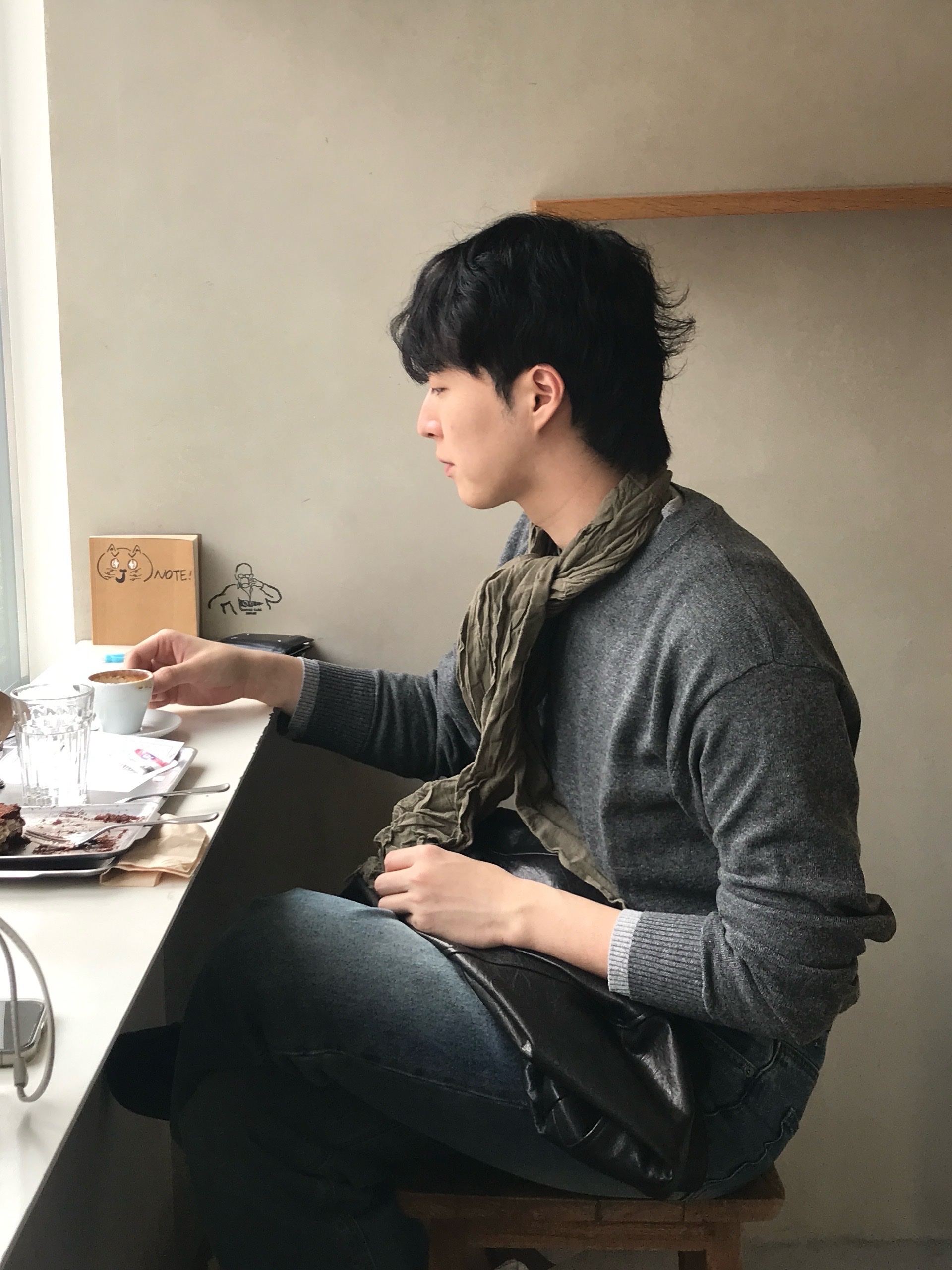 Sunday Ceremony Raw Natural Scarf - Charcoal Dyed 착용 스타일