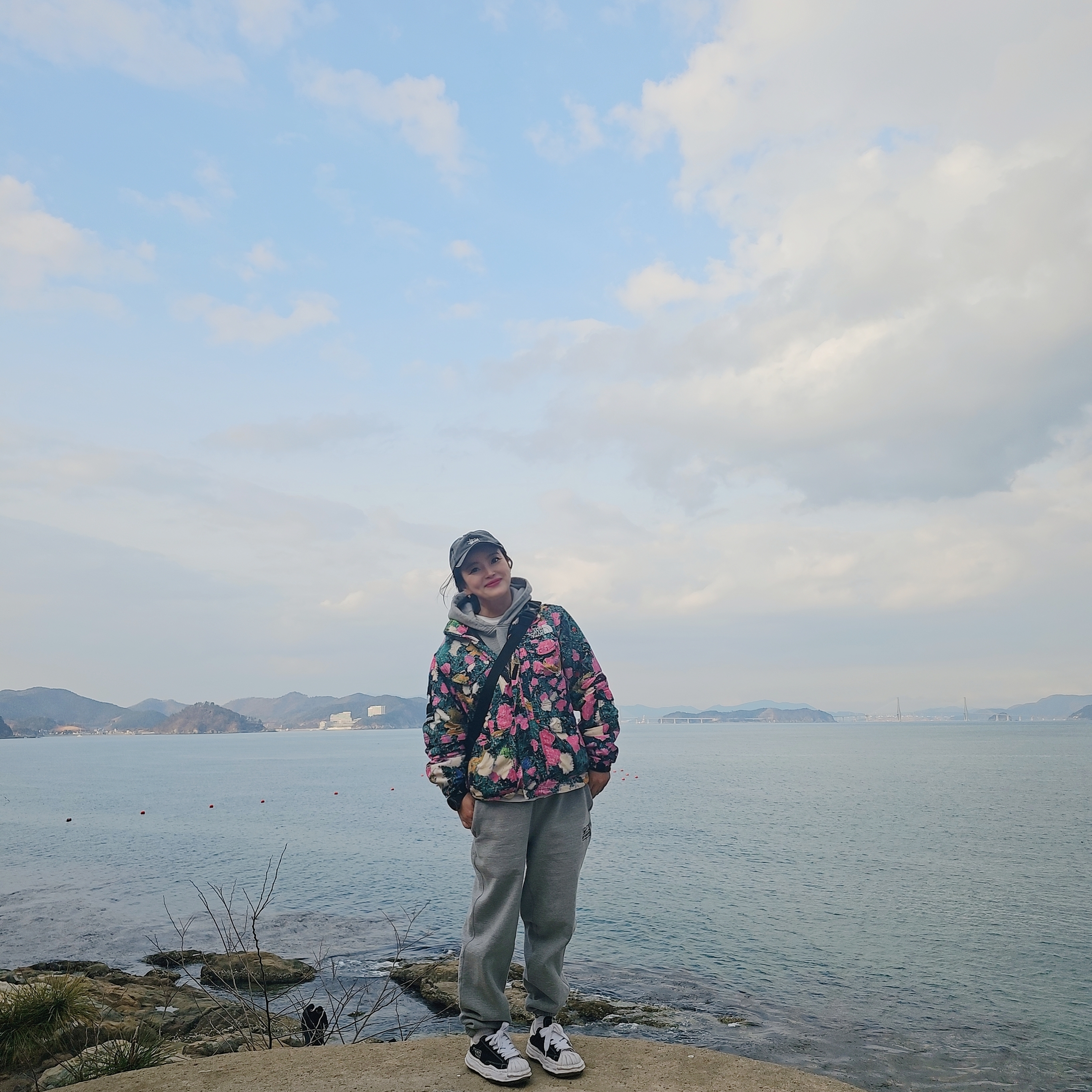 Stussy Washed Basic Low Pro Cap Charcoal, Nike x Stussy NRG RA Fleece Pants Dark Grey Heather (DJ9490-063) 착용 스타일 - 1