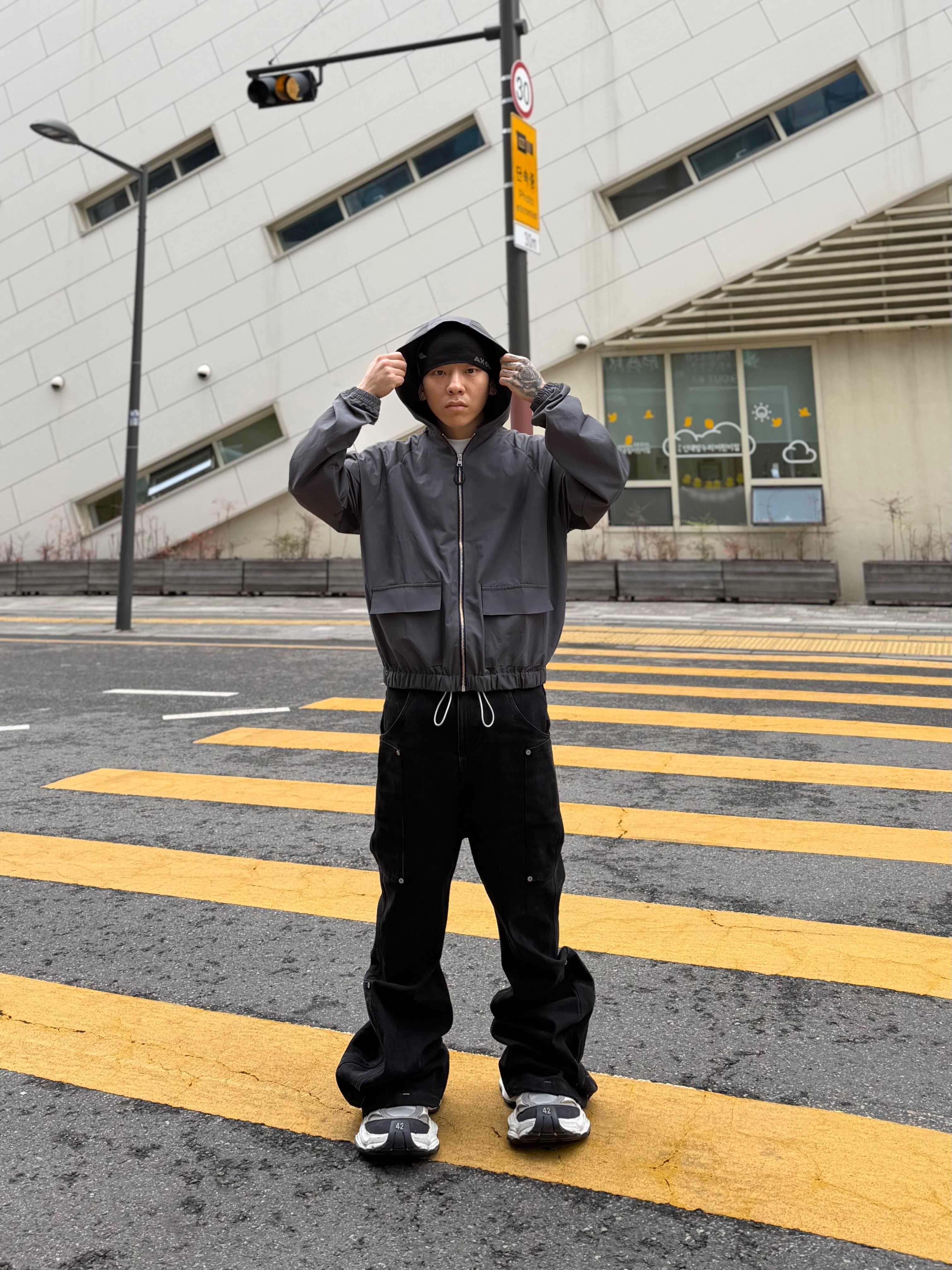 Balenciaga Cargo Sneakers White Grey 착용 스타일 - 1