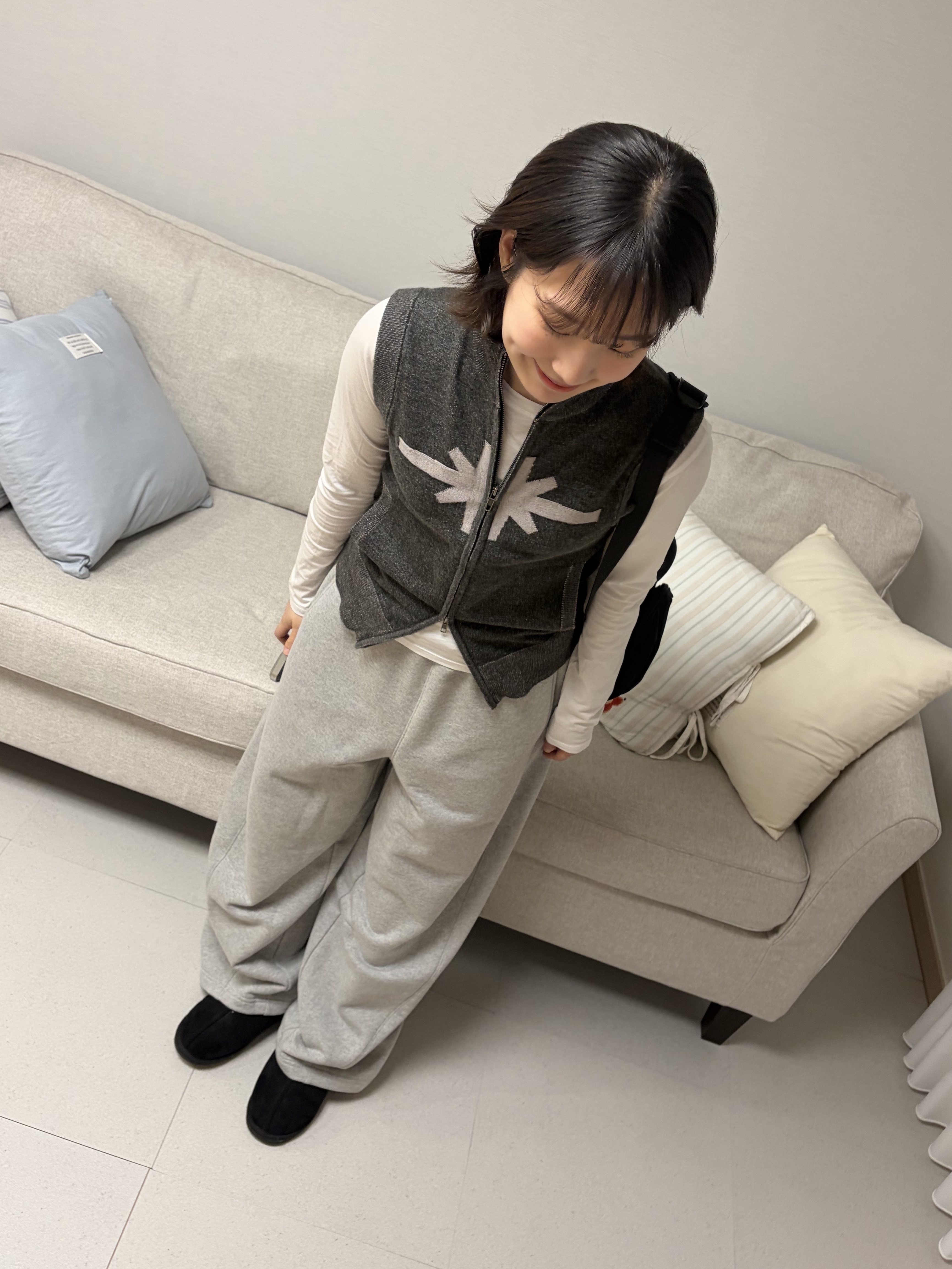 Arrayed Combine Curved Dart Sweat Pants Gray 착용 스타일 - 2