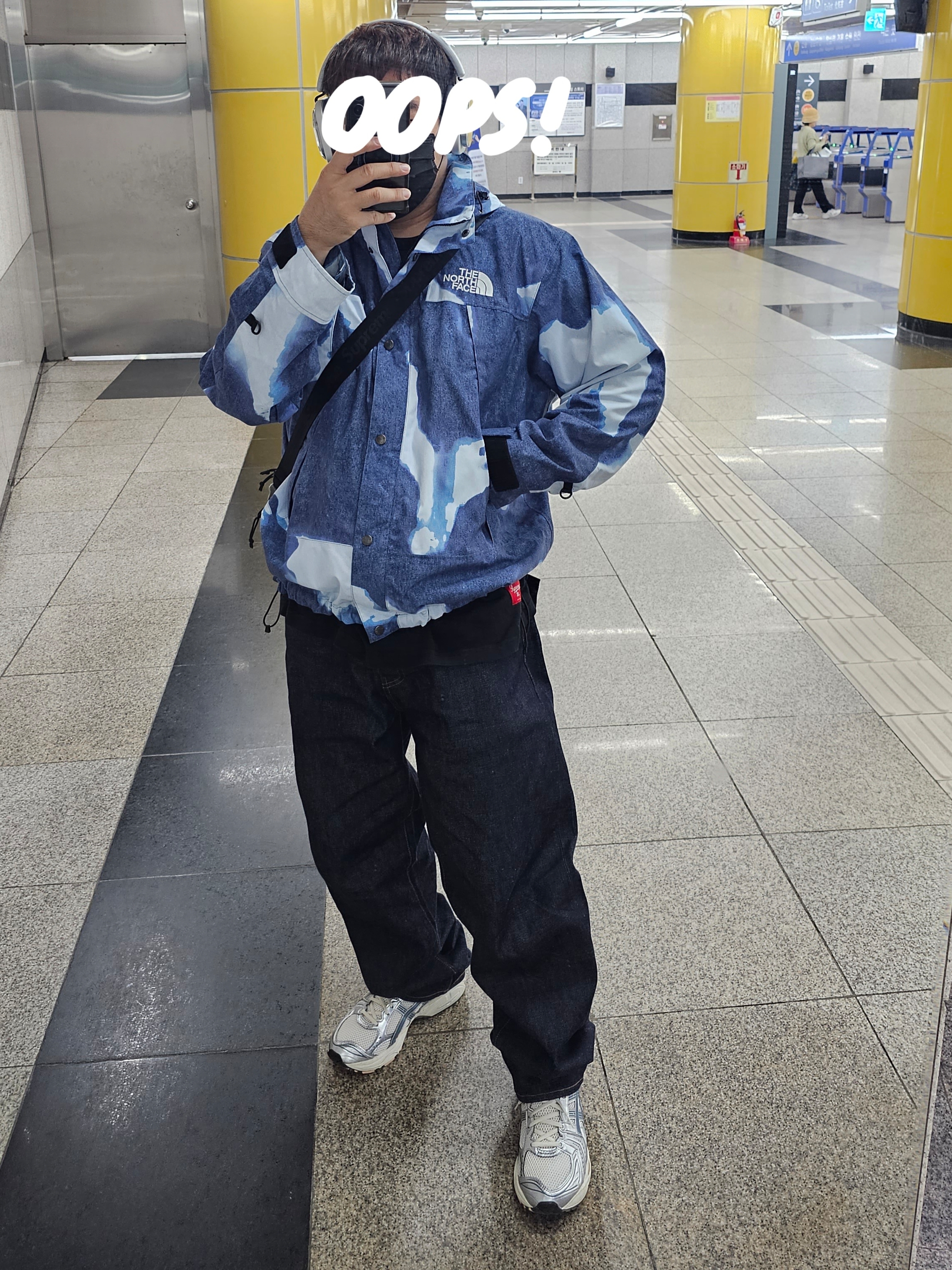 Supreme x The North Face Bleached Denim Print Mountain Jacket Indigo - 21FW, Supreme Utility Bag Snow Camo - 25SS 착용 스타일 - 2