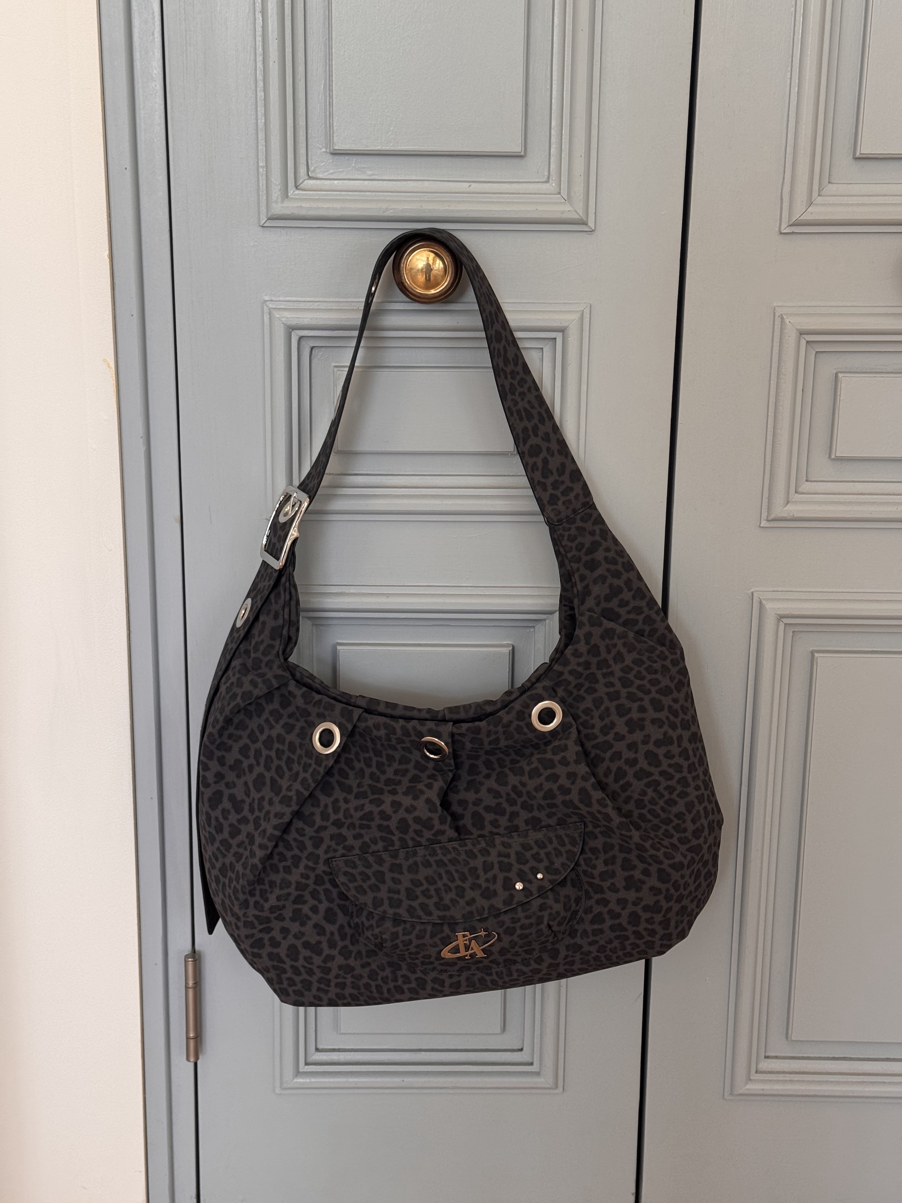For Appeal Carry All Large Hobo Bag Leopard Black 착용 스타일