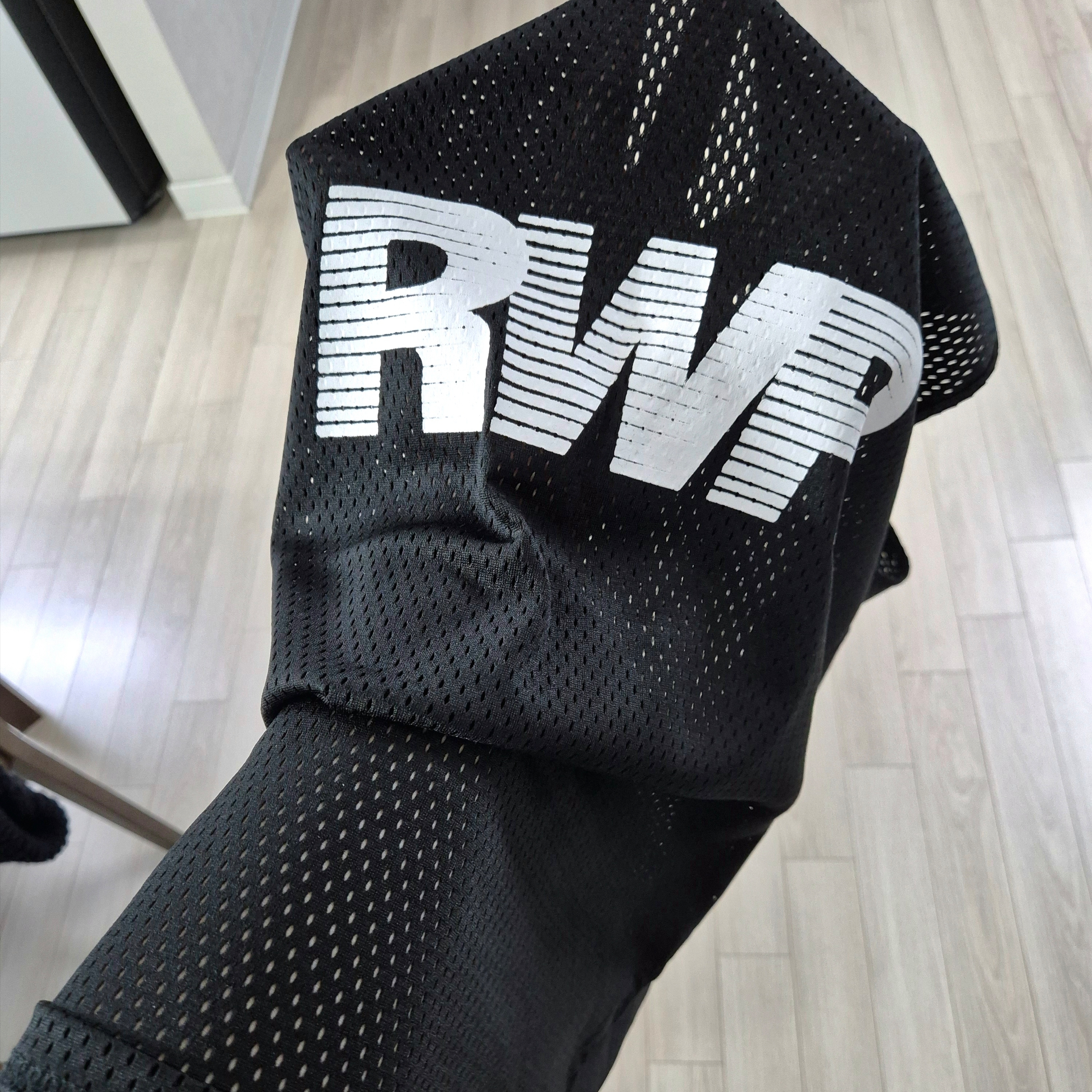 [KREAM 단독] runwhither Singlet Black 착용 스타일 - 1