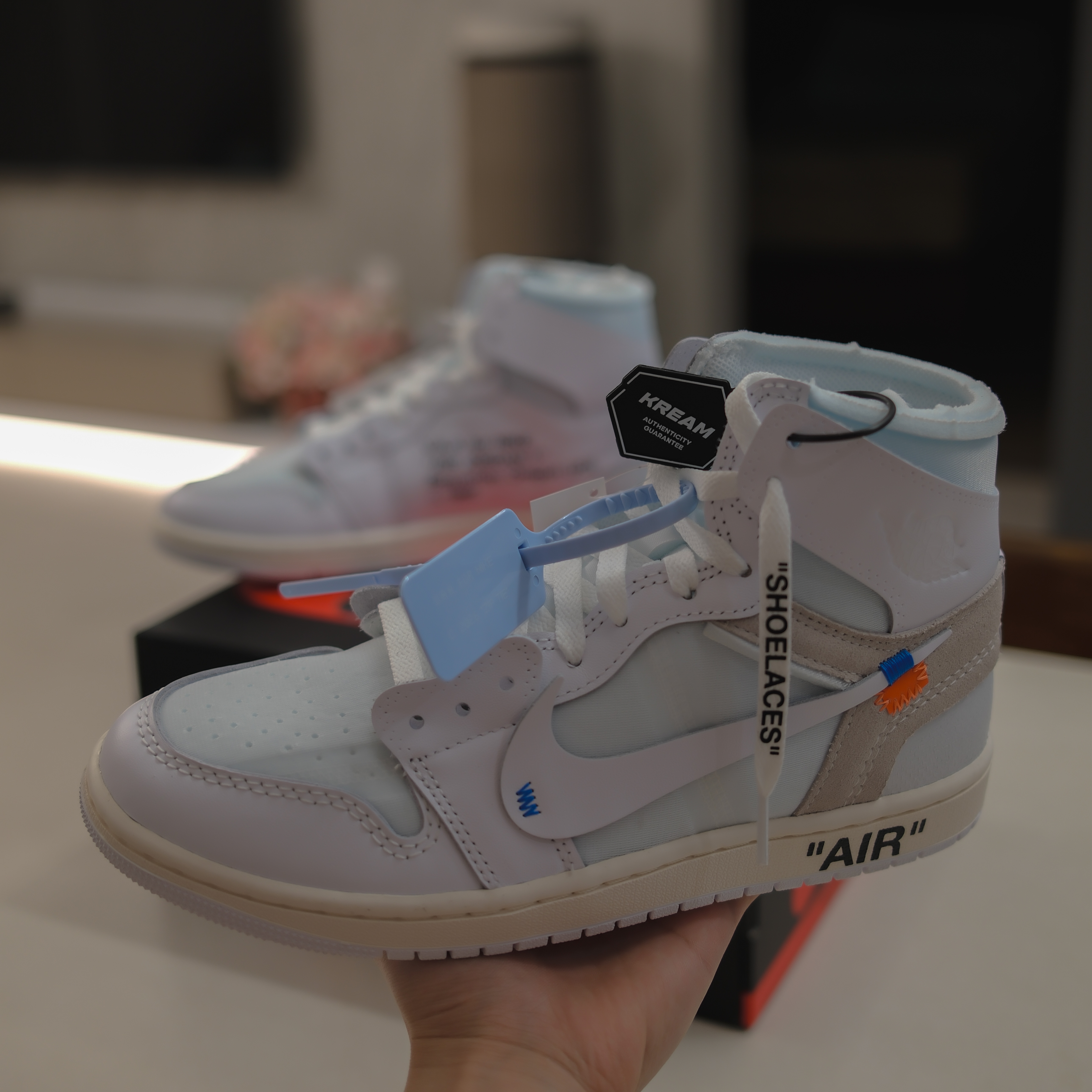 Jordan 1 x Virgil Abloh Archive Retro High Alaska White, Jordan 1 x Off-White Retro High Chicago The Ten 착용 스타일 - 2