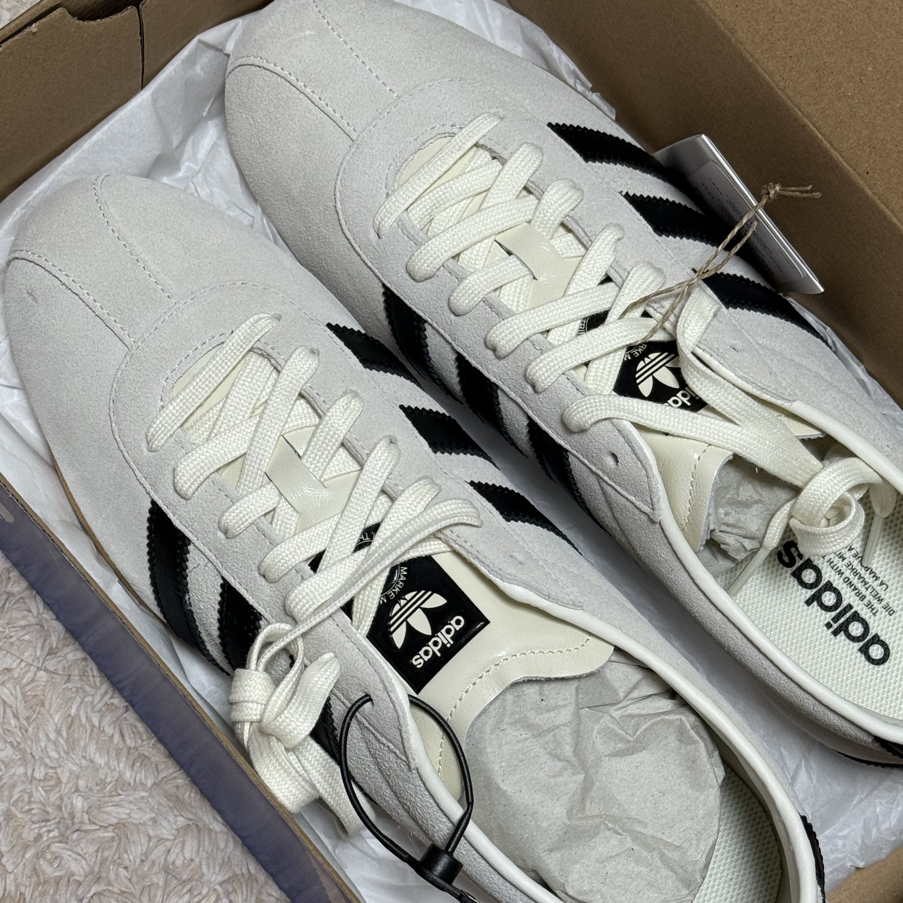 (W) Adidas Tokyo Off White Core Black 착용 스타일 - 1