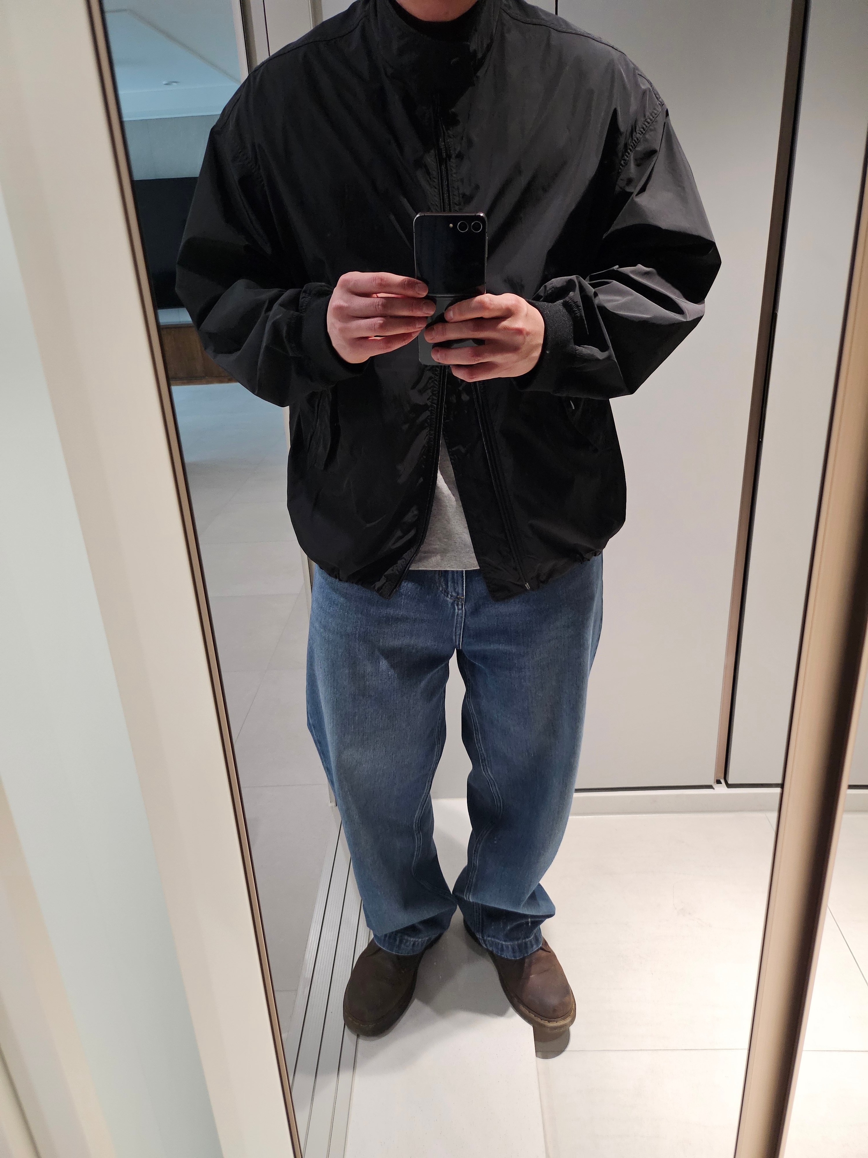 Carhartt WIP Brandon Pants Blue Worn Washed, Dr. Martens 1461 Crazy Horse Dark Brown 착용 스타일