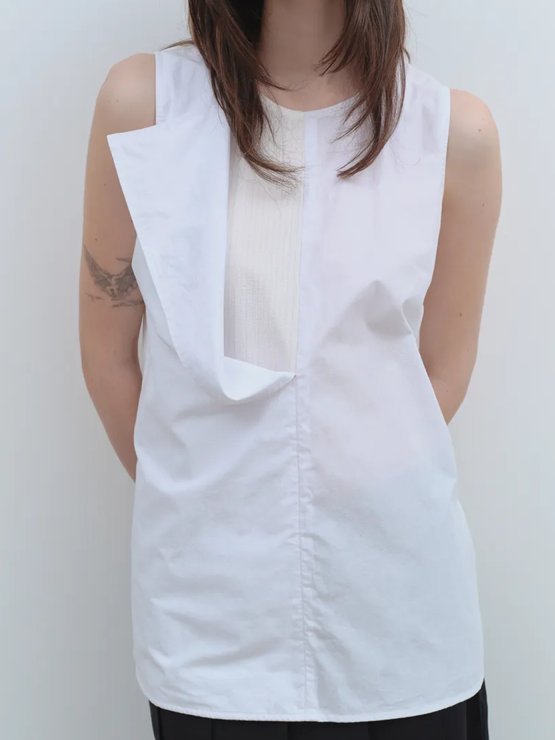 MILLO WOMEN Button Damage Knit Top Ecru, MILLO WOMEN Vintage Pendant T-Shirts Ivory 착용 스타일 - 4