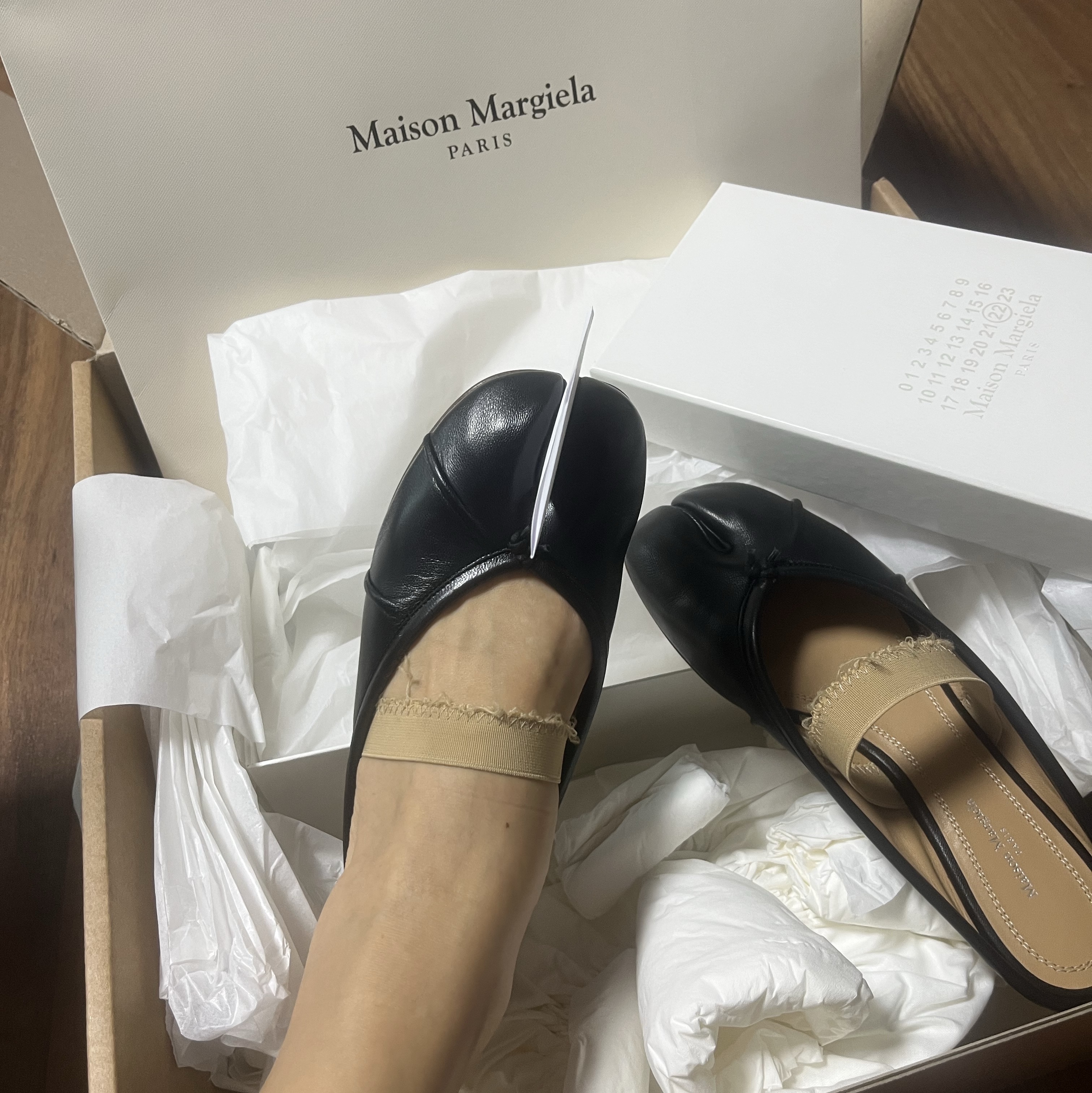 (W) Maison Margiela Tabi Elastic Band Mules Black 착용 스타일 - 1