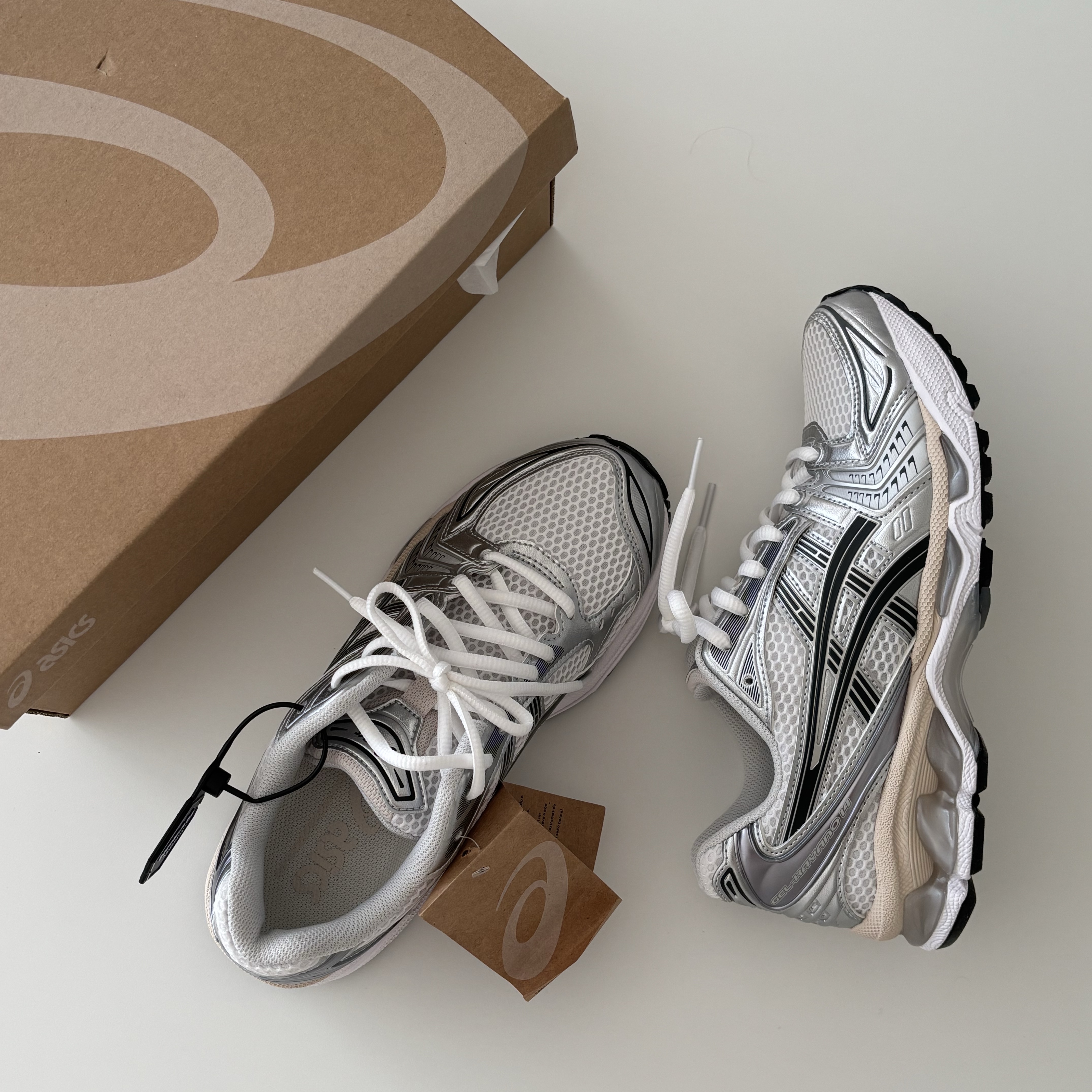 Asics Gel-Kayano 14 White Graphite Grey 착용 스타일 - 3