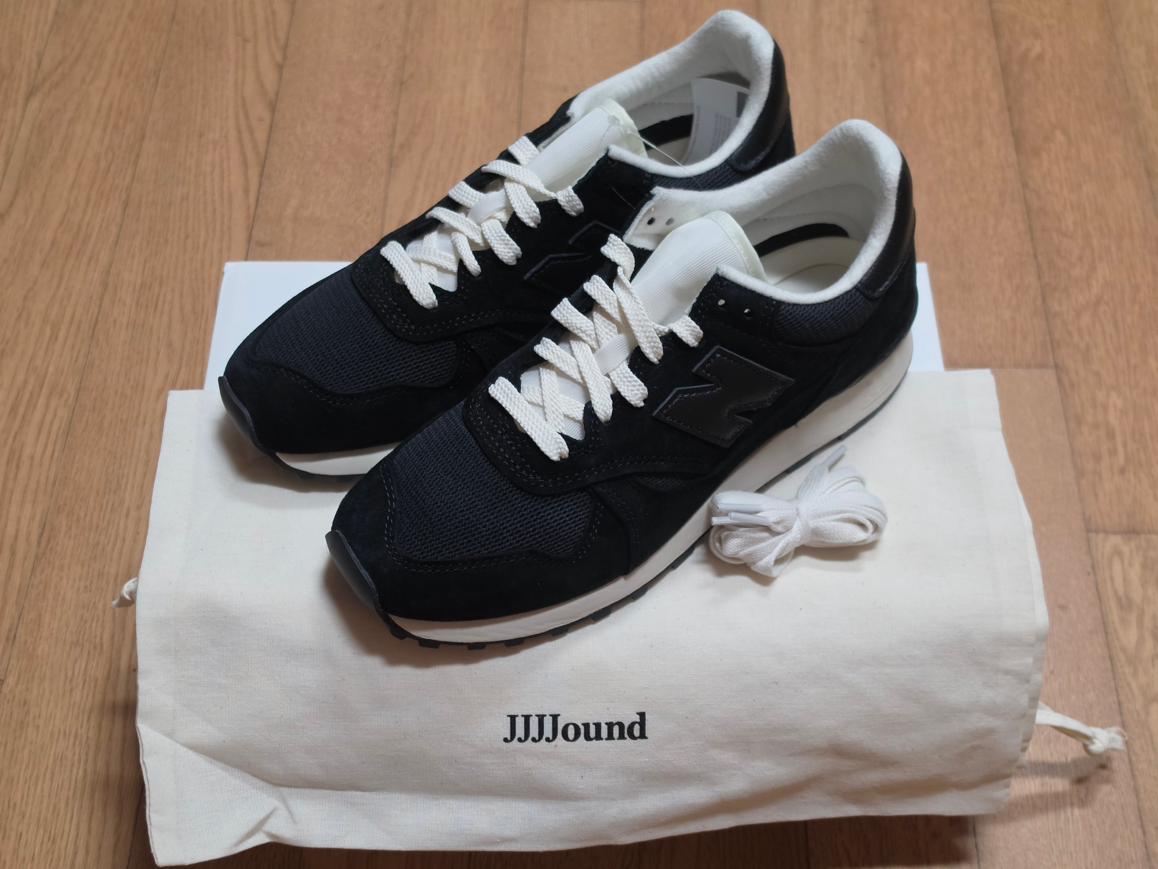 New Balance x JJJJound 475 Black White 착용 스타일 - 2