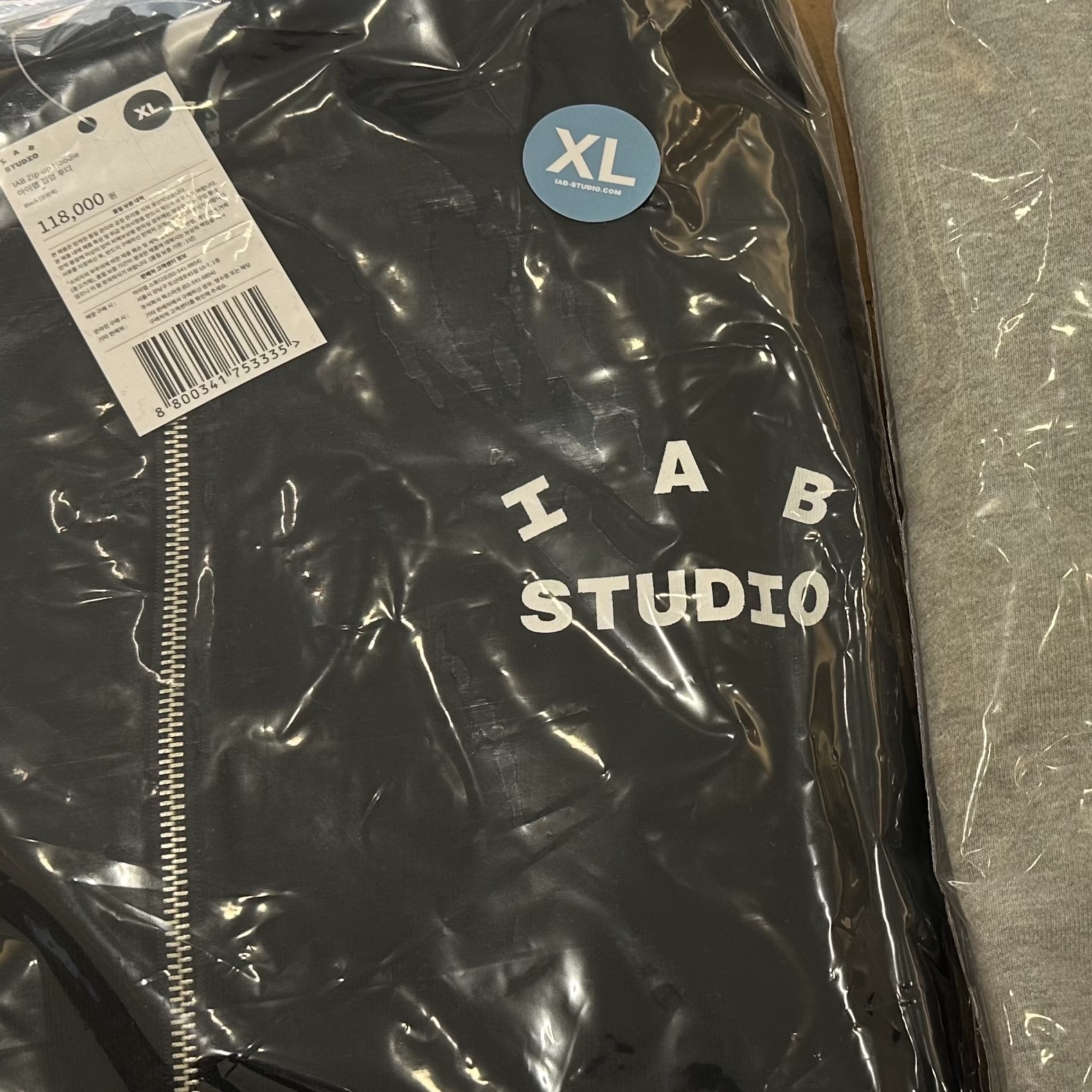 IAB Studio Zip-Up Hoodie Black - 26SS 착용 스타일