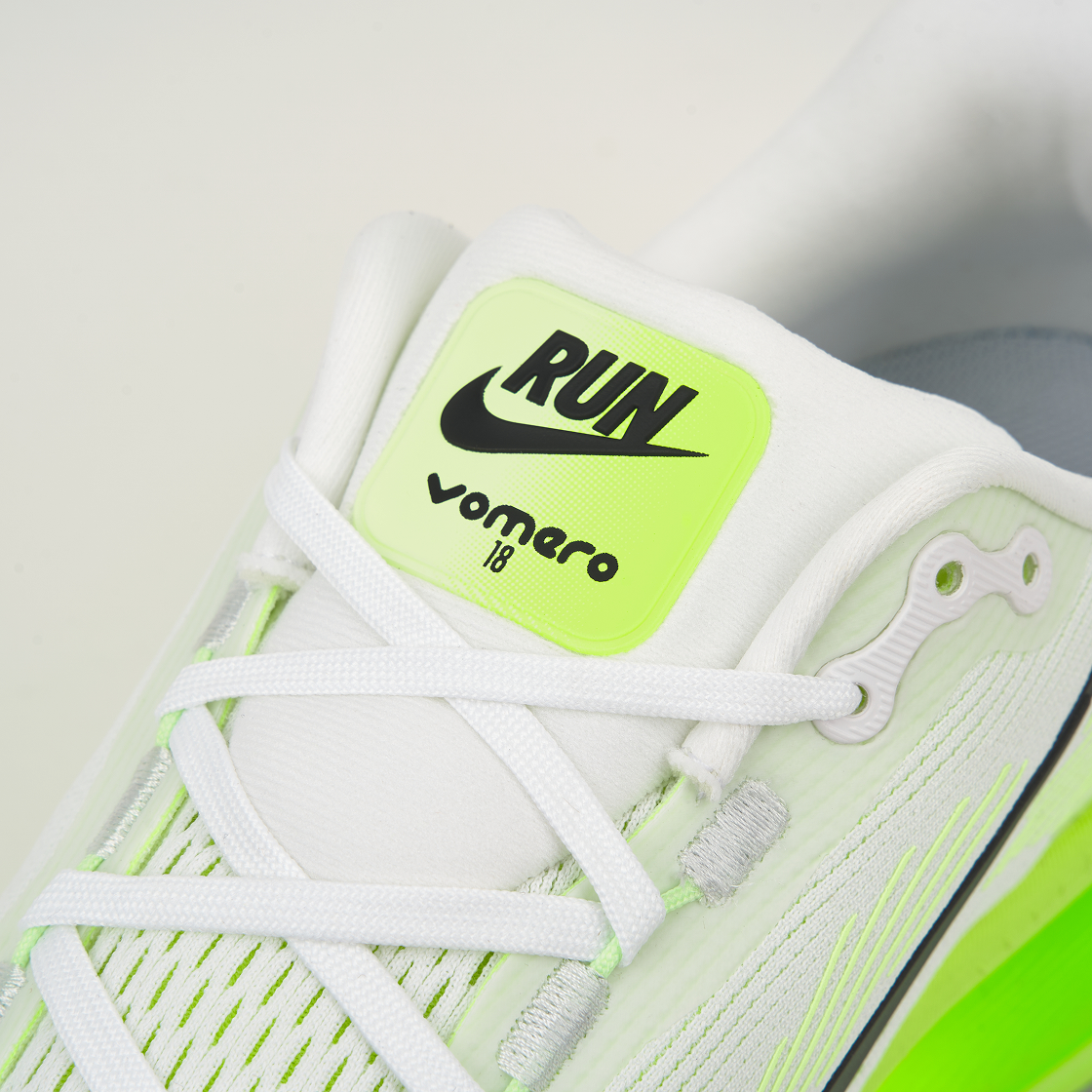(W) 나이키 보메로 18 화이트 일렉트릭 그린((W) Nike Vomero 18 White Electric Green) - 7