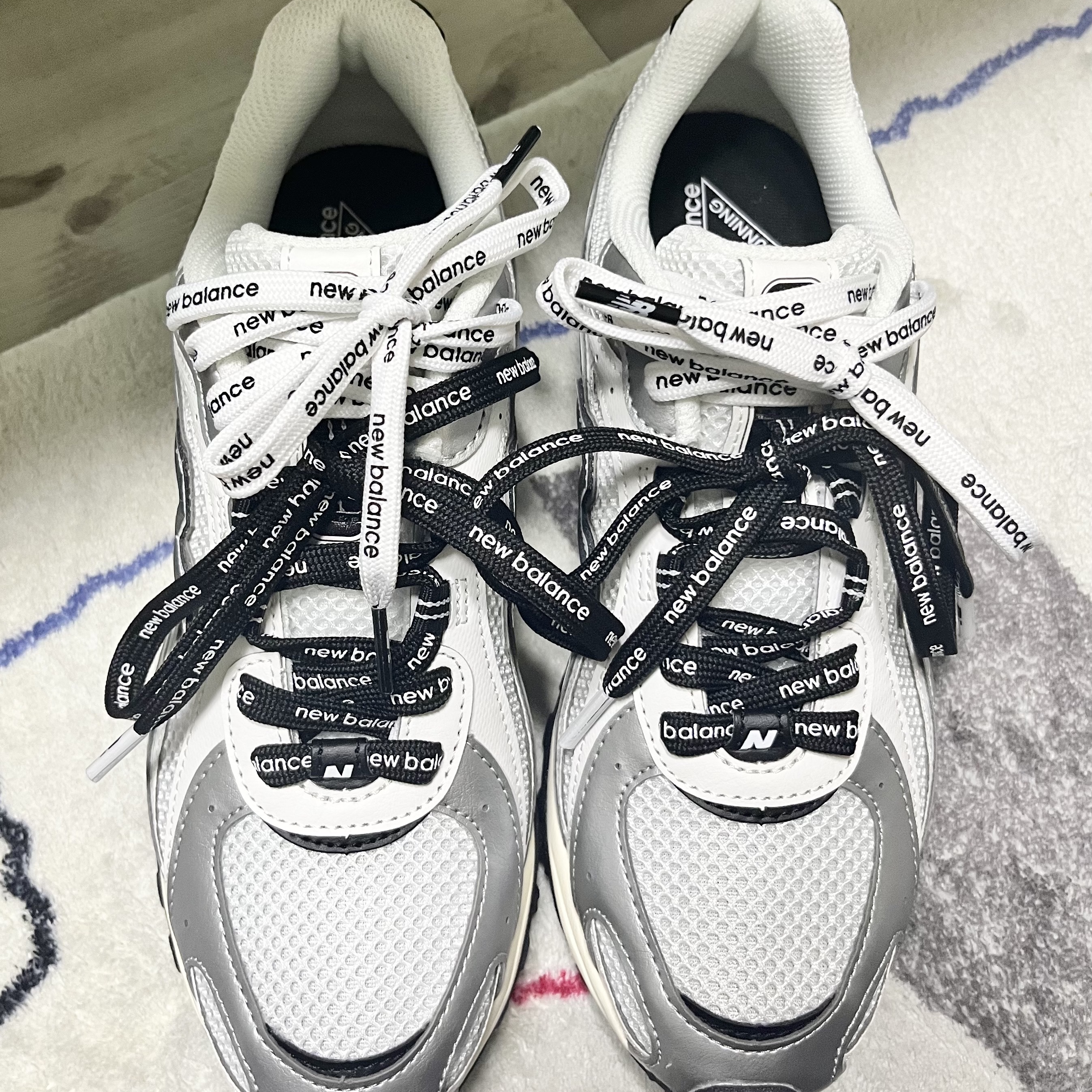 New Balance 204L Silver Metallic Black 착용 스타일