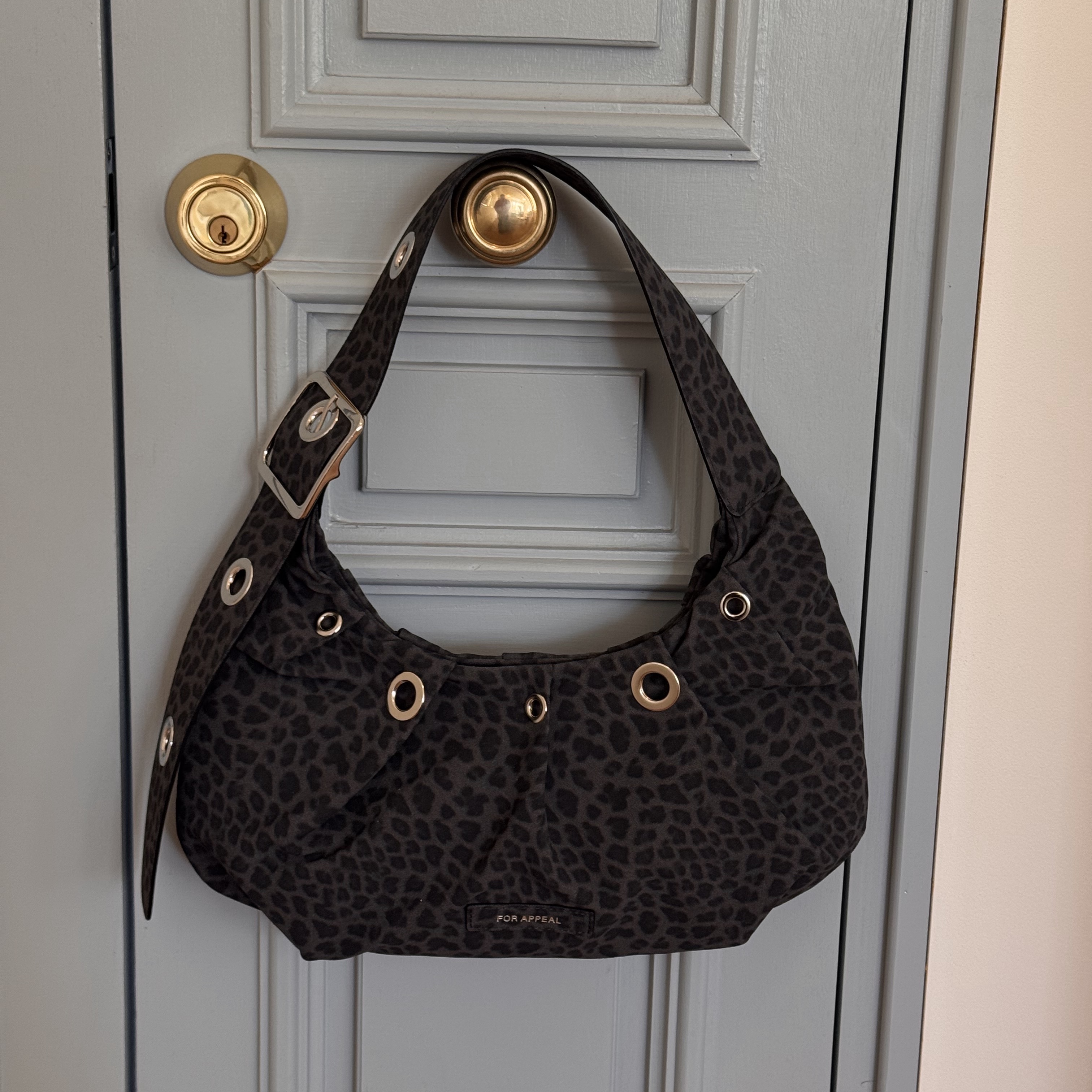 For Appeal Carry Light Hobo Bag  Leopard Black 착용 스타일