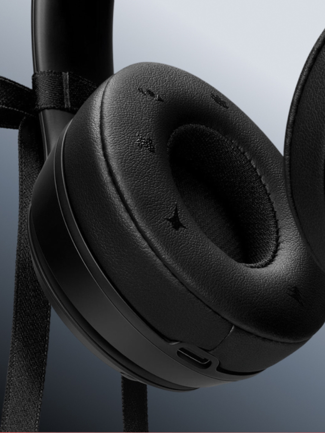 Beats Solo 4 Wireless On Ear Headphone Jennie Special Edition Onyx Black (Korean Ver.), Beats Solo 4 Wireless On Ear Headphone Jennie Special Edition Ruby Red (Korean Ver.) 착용 스타일 - 4