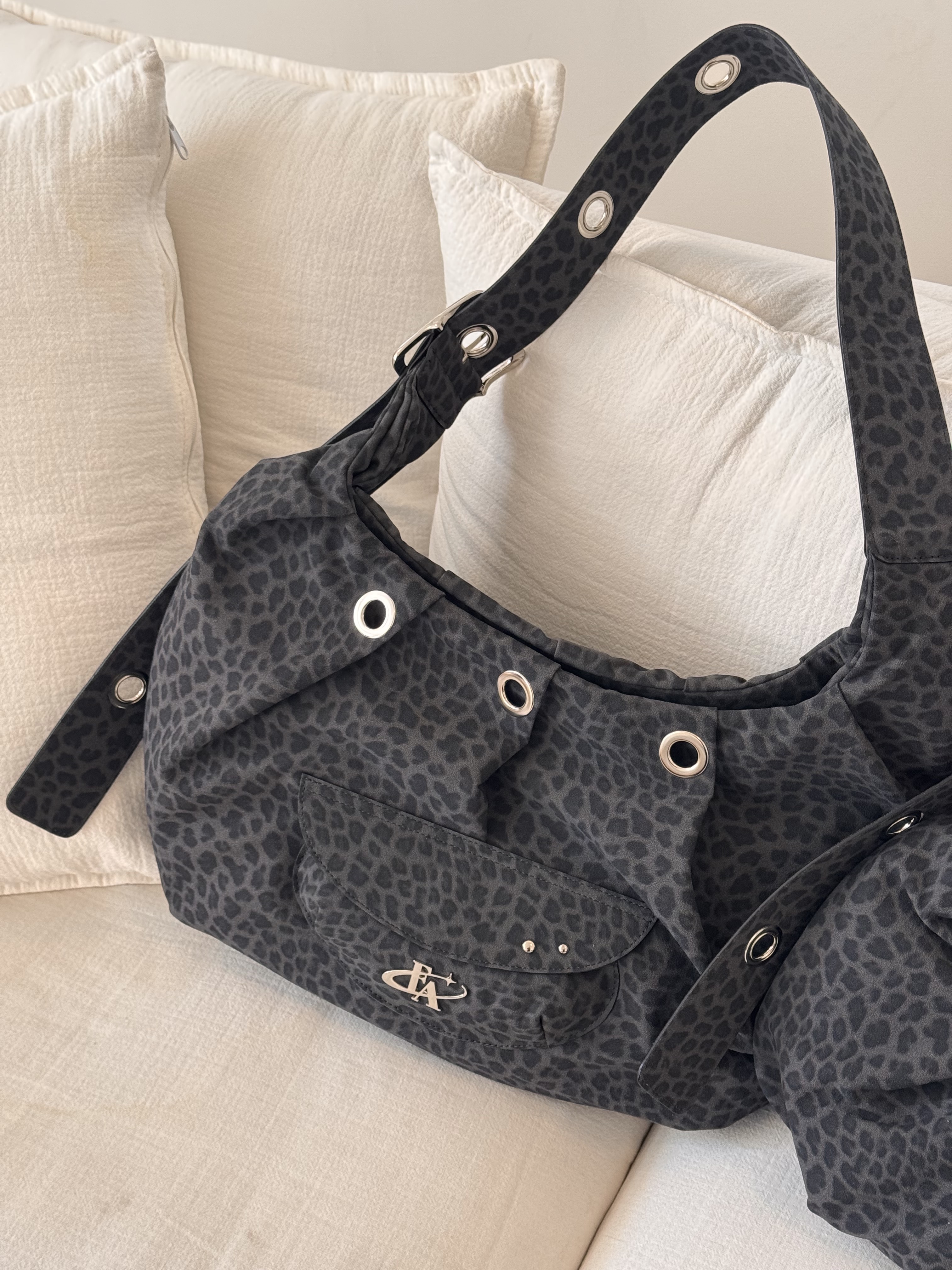 For Appeal Carry All Large Hobo Bag Leopard Black 착용 스타일