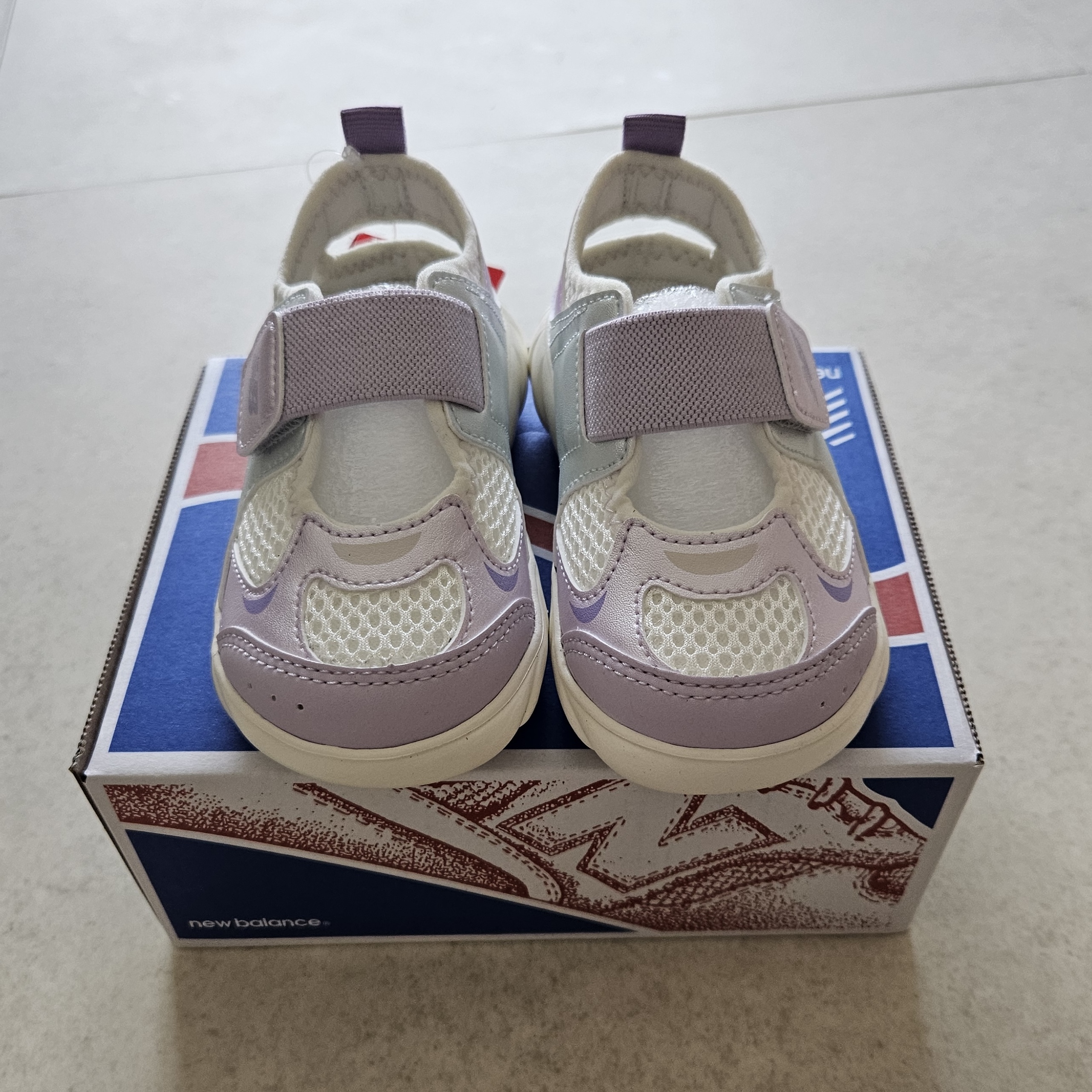 (TD) New Balance Freedle 920 Sandal Glow Violet 착용 스타일 - 2