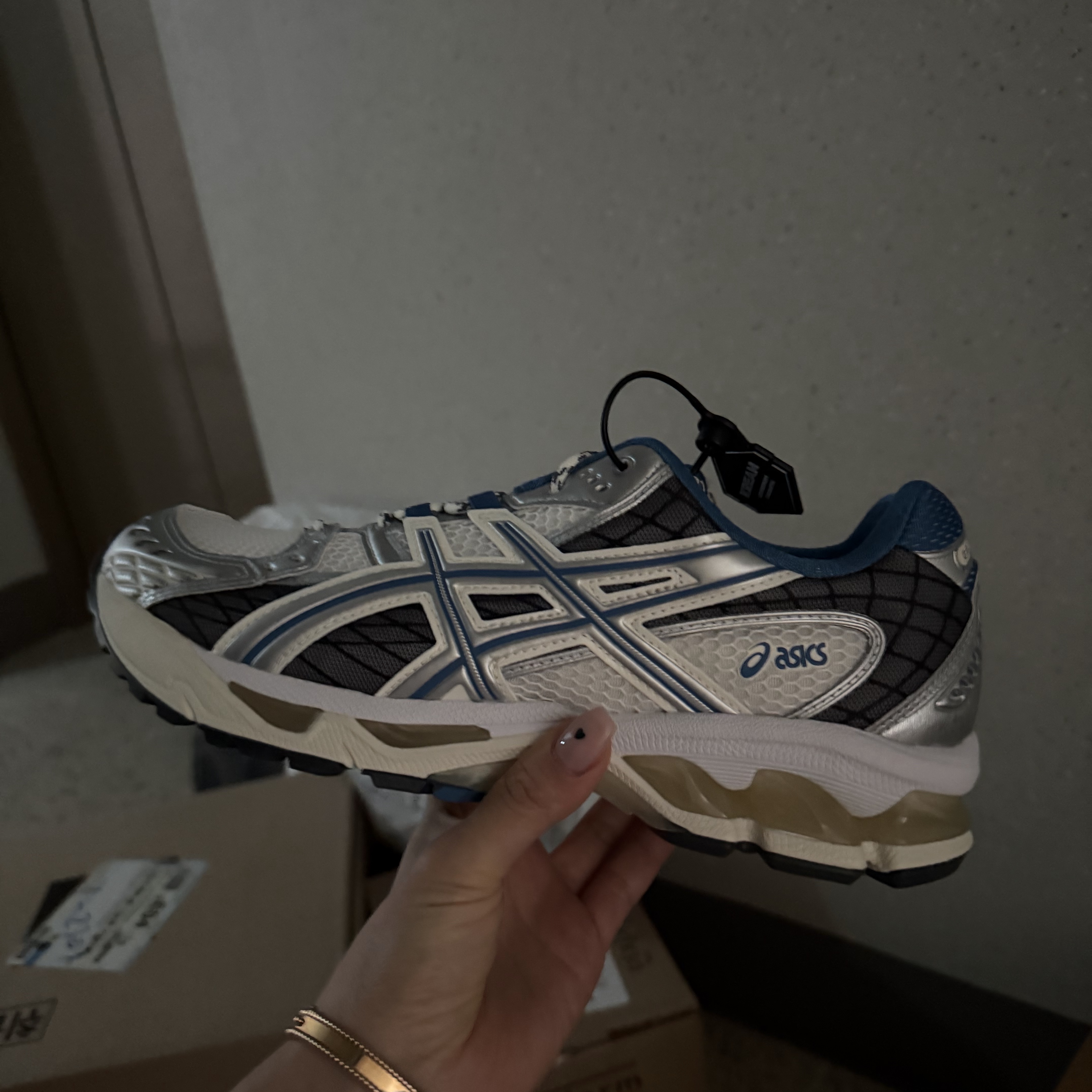 Asics Gel-Nimbus 10.1 Cream Polar Night 착용 스타일