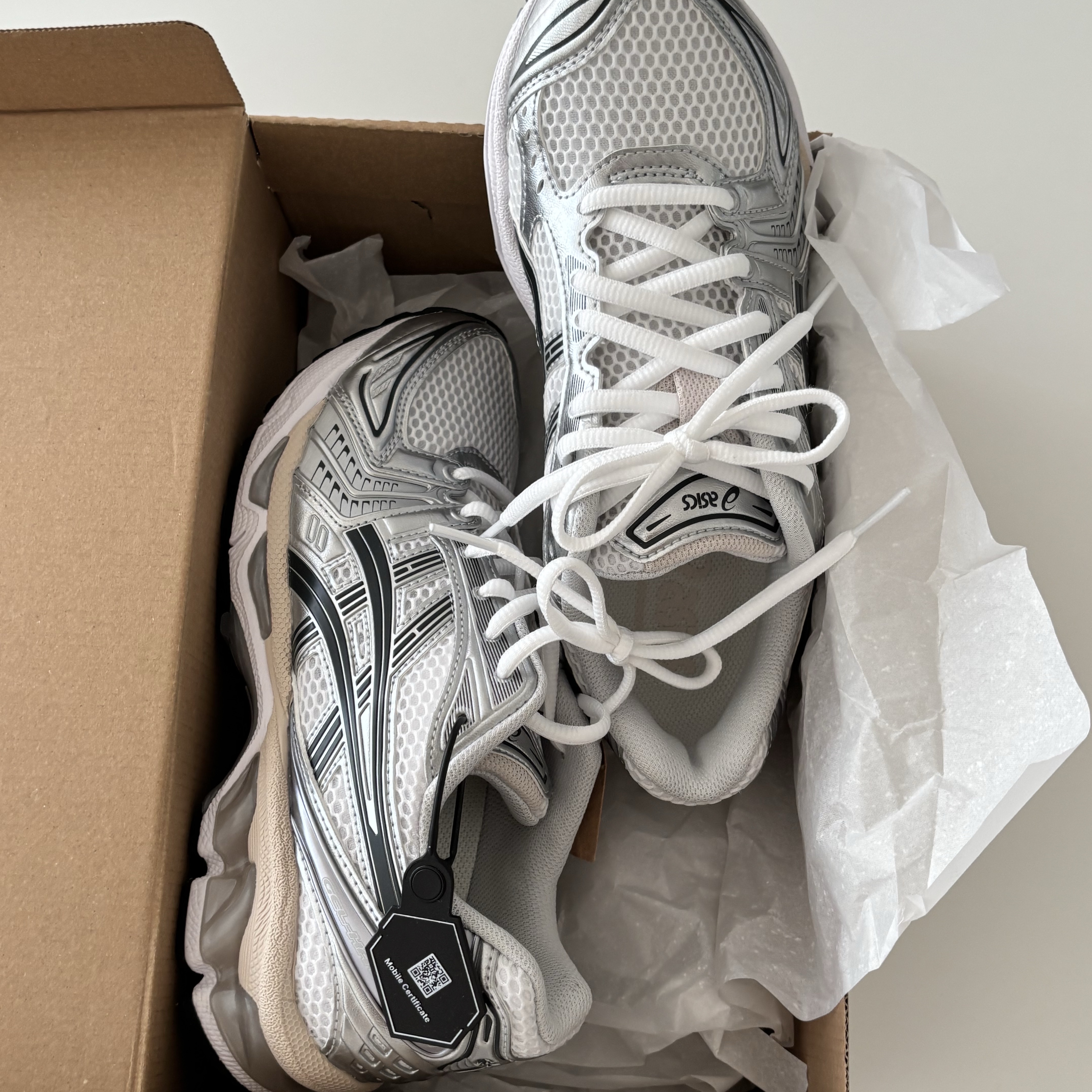 Asics Gel-Kayano 14 White Graphite Grey 착용 스타일 - 2