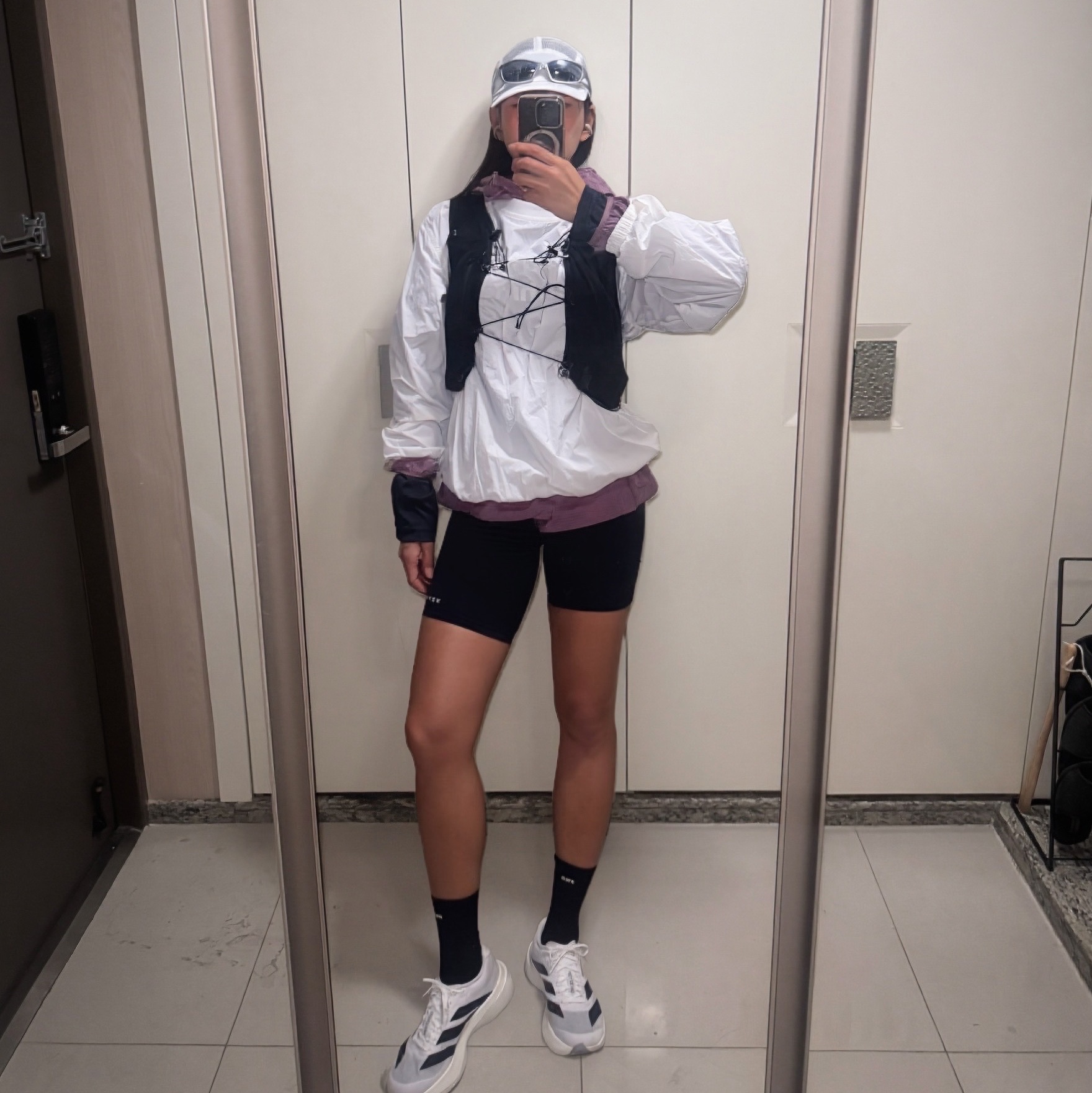 [KREAM 단독] runwhither Windbreaker MTM White, [KREAM 단독] runwhither Windbreaker Jacket V2 Purple 착용 스타일 - 1