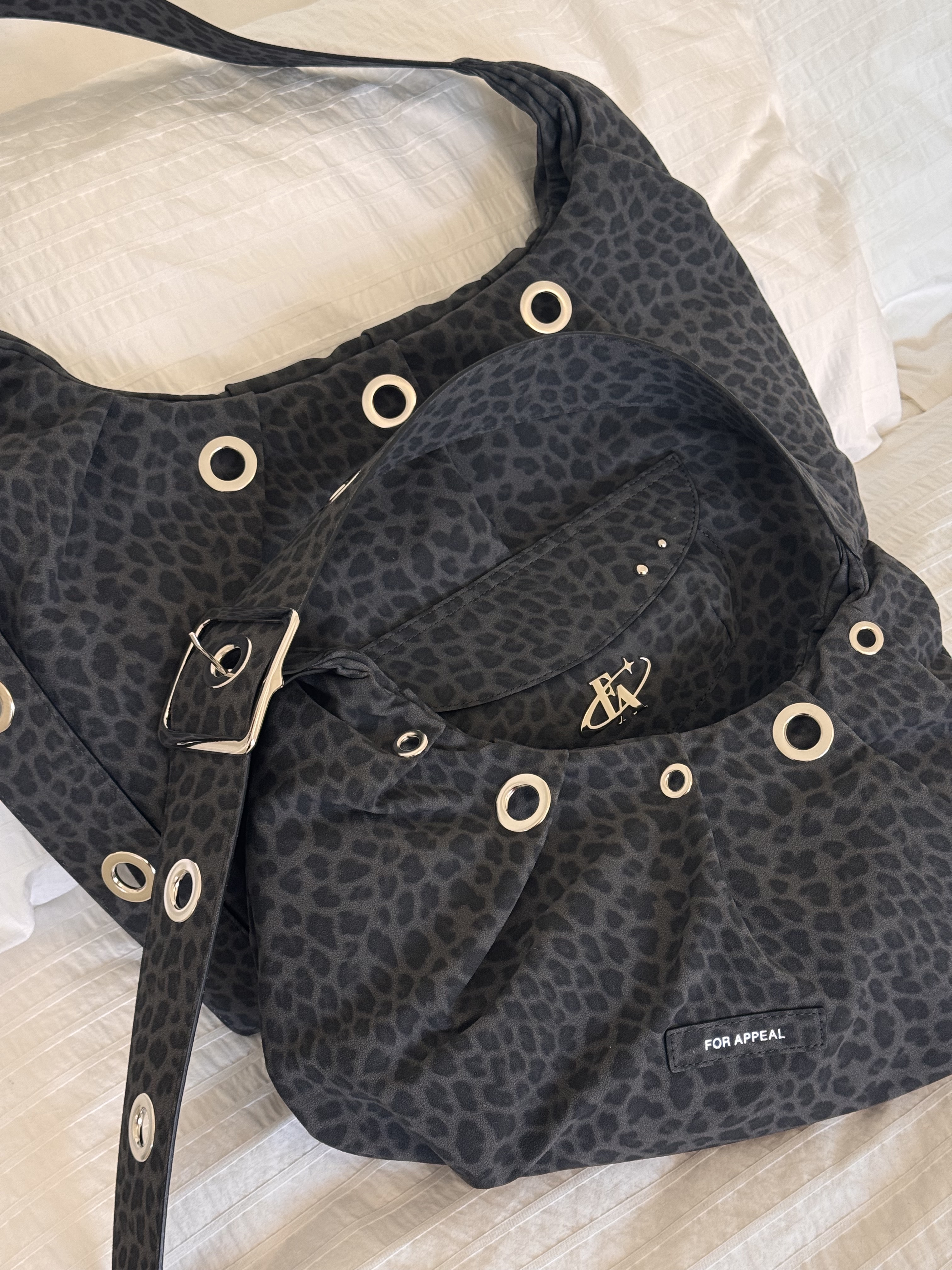 For Appeal Carry Light Hobo Bag  Leopard Black 착용 스타일