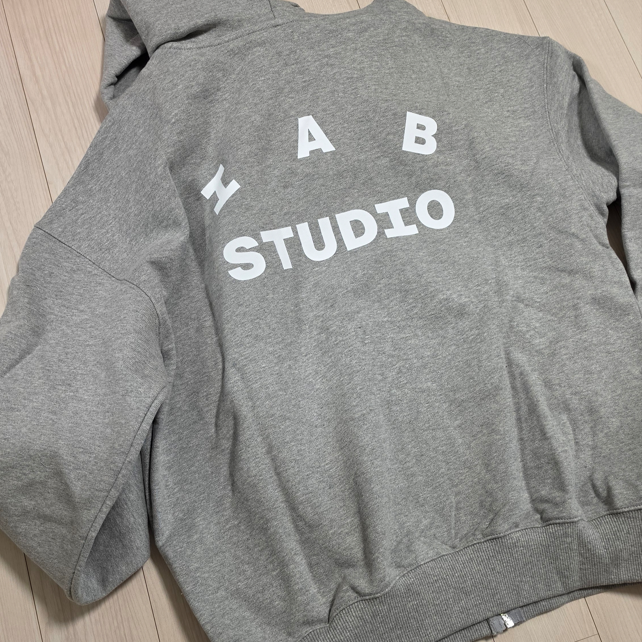 IAB Studio Zip-Up Hoodie Melange Gray - 26SS 착용 스타일 - 1