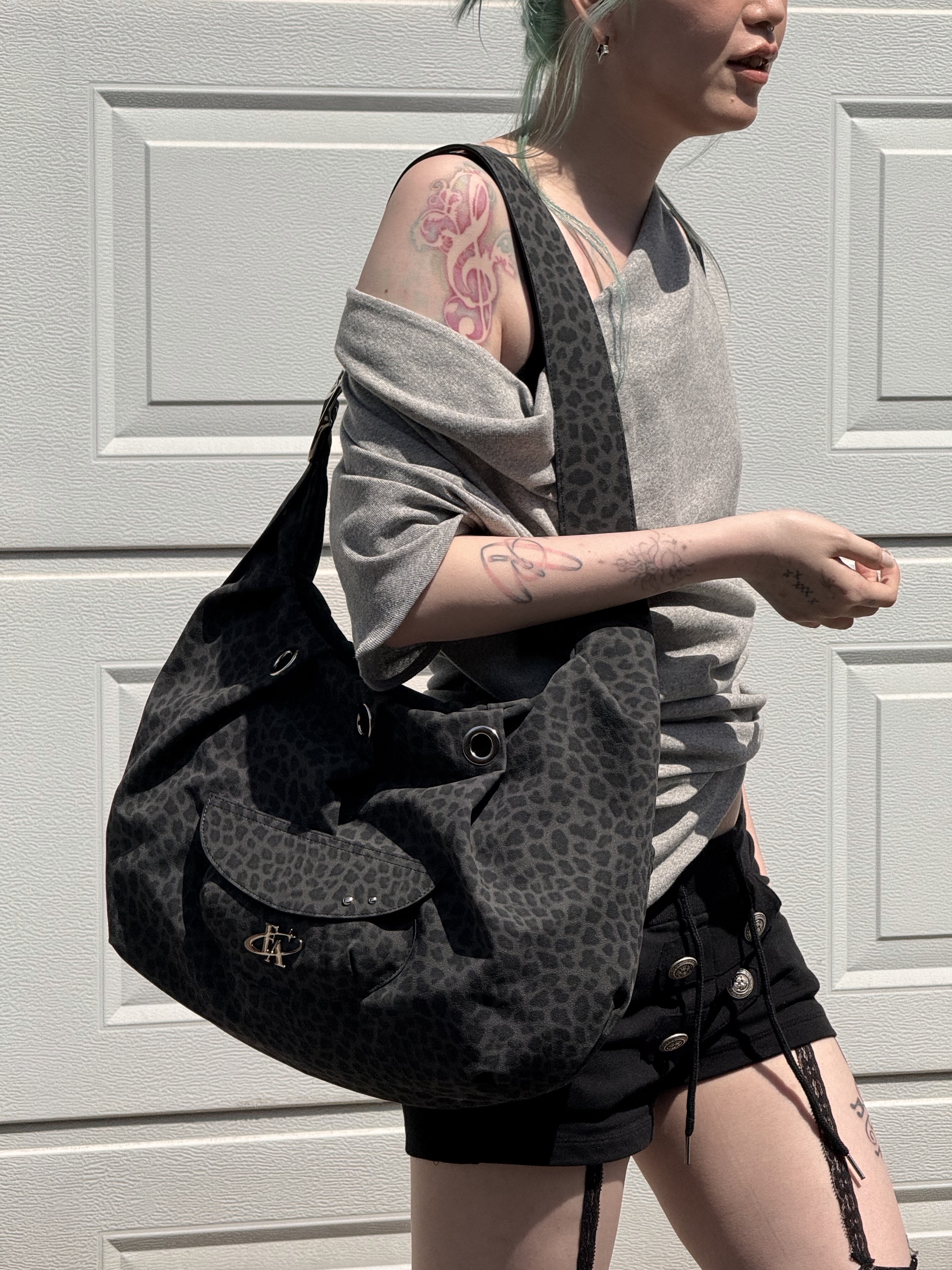 For Appeal Carry All Large Hobo Bag Leopard Black 착용 스타일