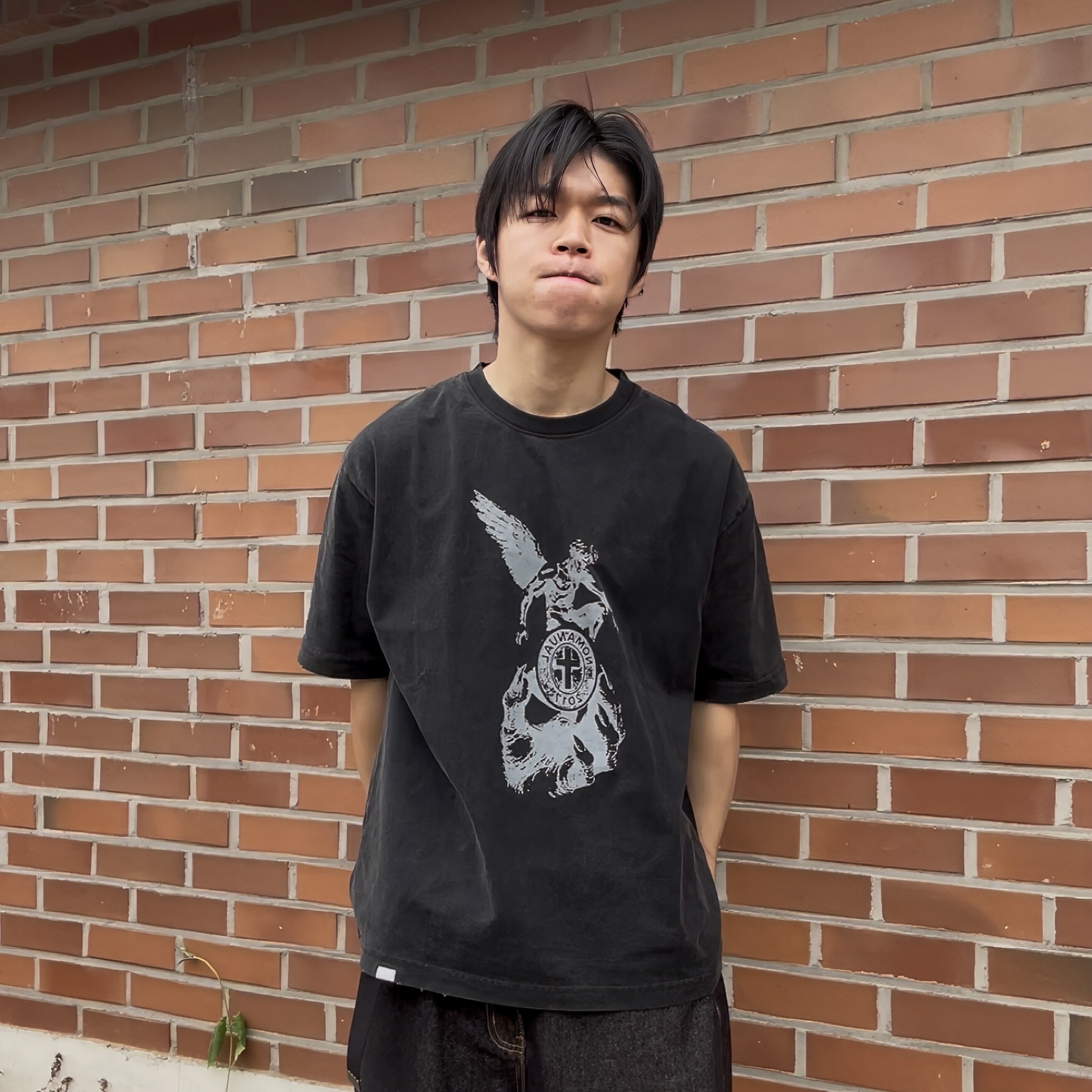 [KREAM 단독] NOMANUAL Devil Ring Damaged T-shirt Washed Black 착용 스타일 - 1
