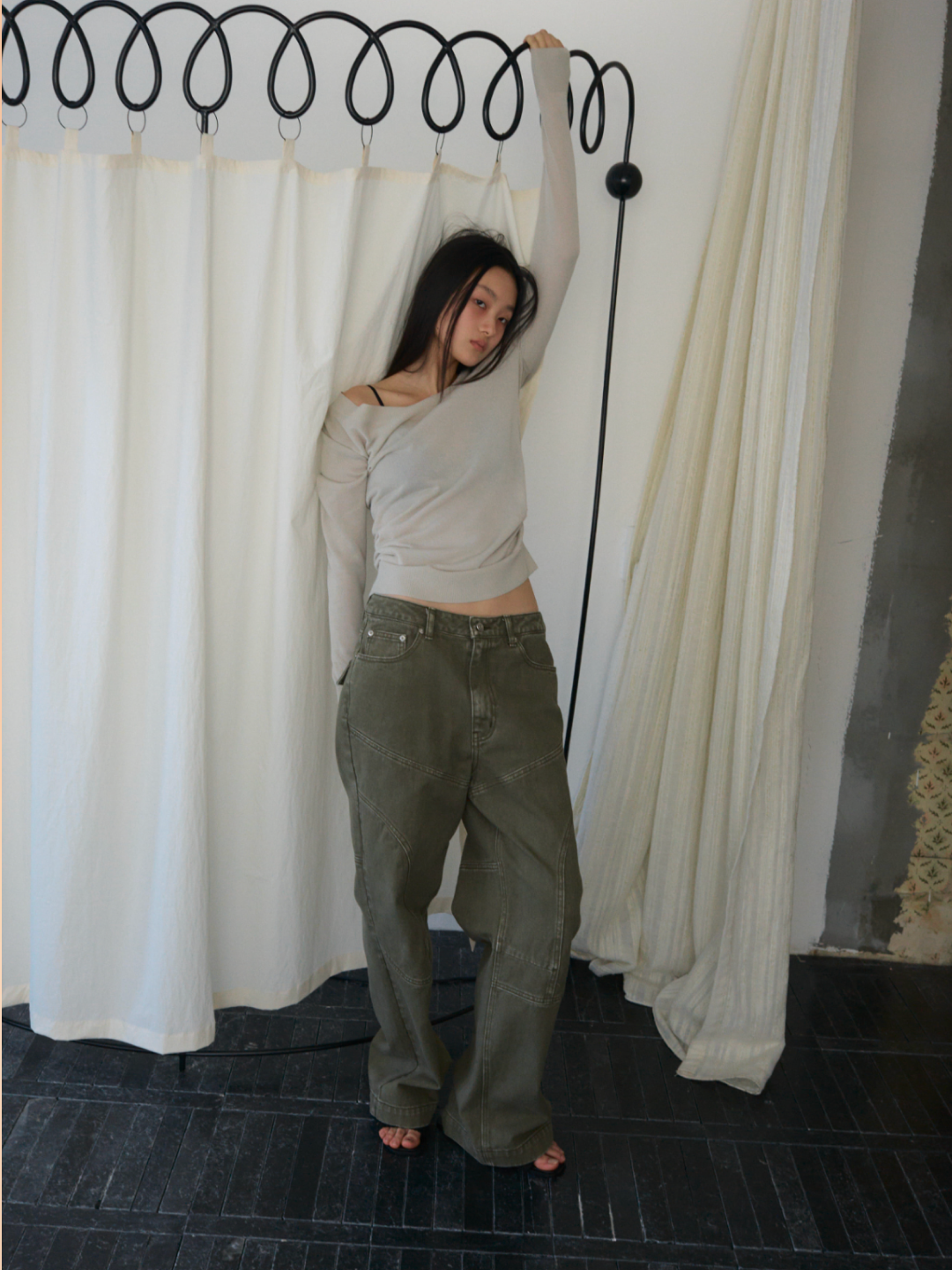 MILLO WOMEN Button Damage Knit Top Ecru, MILLO WOMEN Vintage Pendant T-Shirts Ivory 착용 스타일 - 5