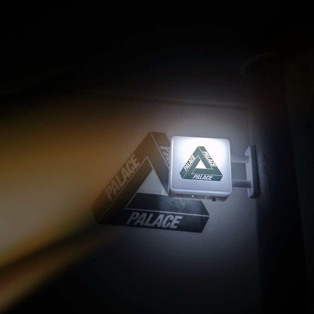 팔라스 팔마트 LED 마그넷 화이트 블랙 - 26SS | Palace | KREAM