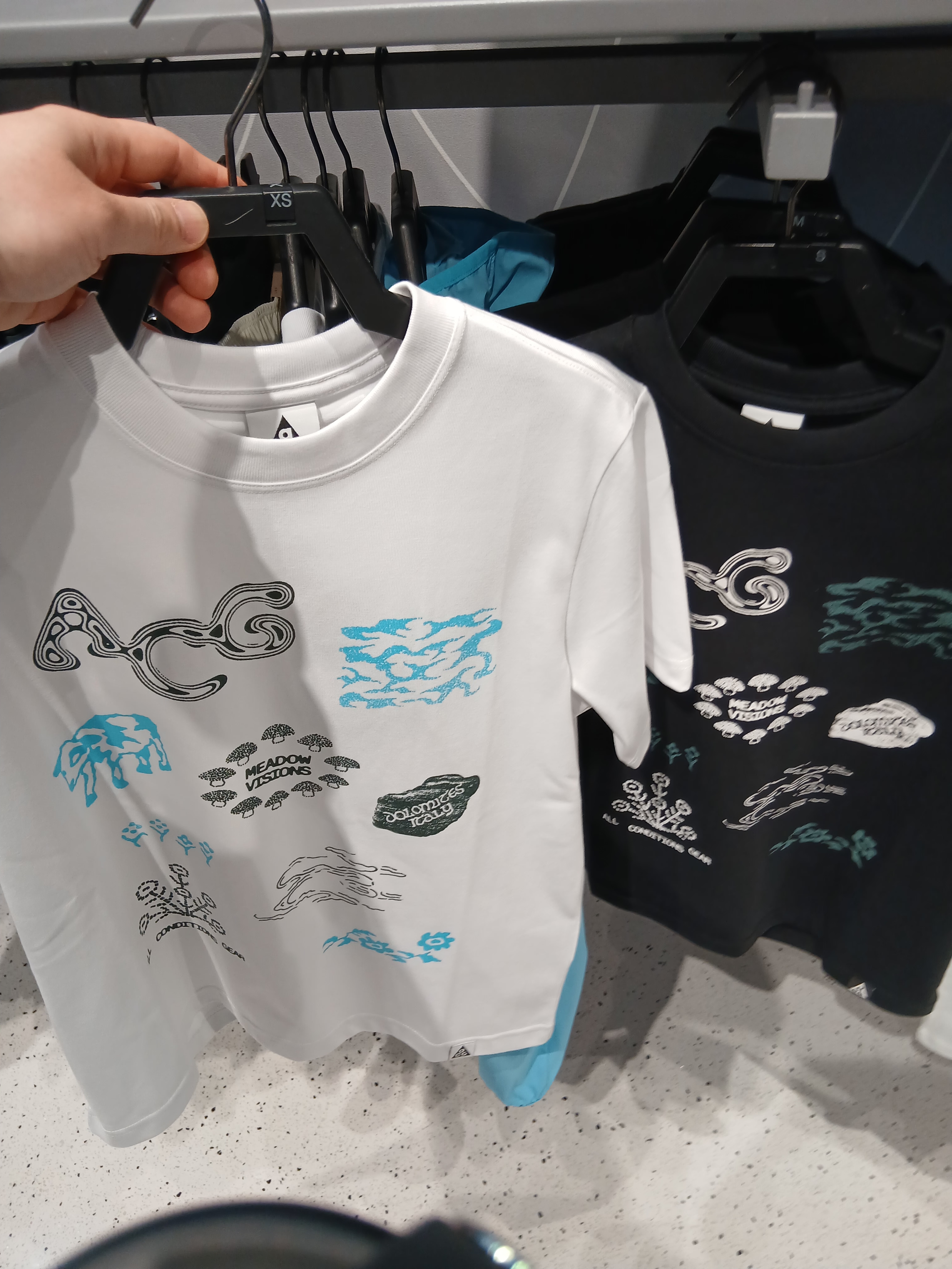 (W) Nike ACG Dri-Fit T-Shirt Black - Asia, (W) Nike ACG Dri-Fit T-Shirt Summit White - Asia 착용 스타일 - 1
