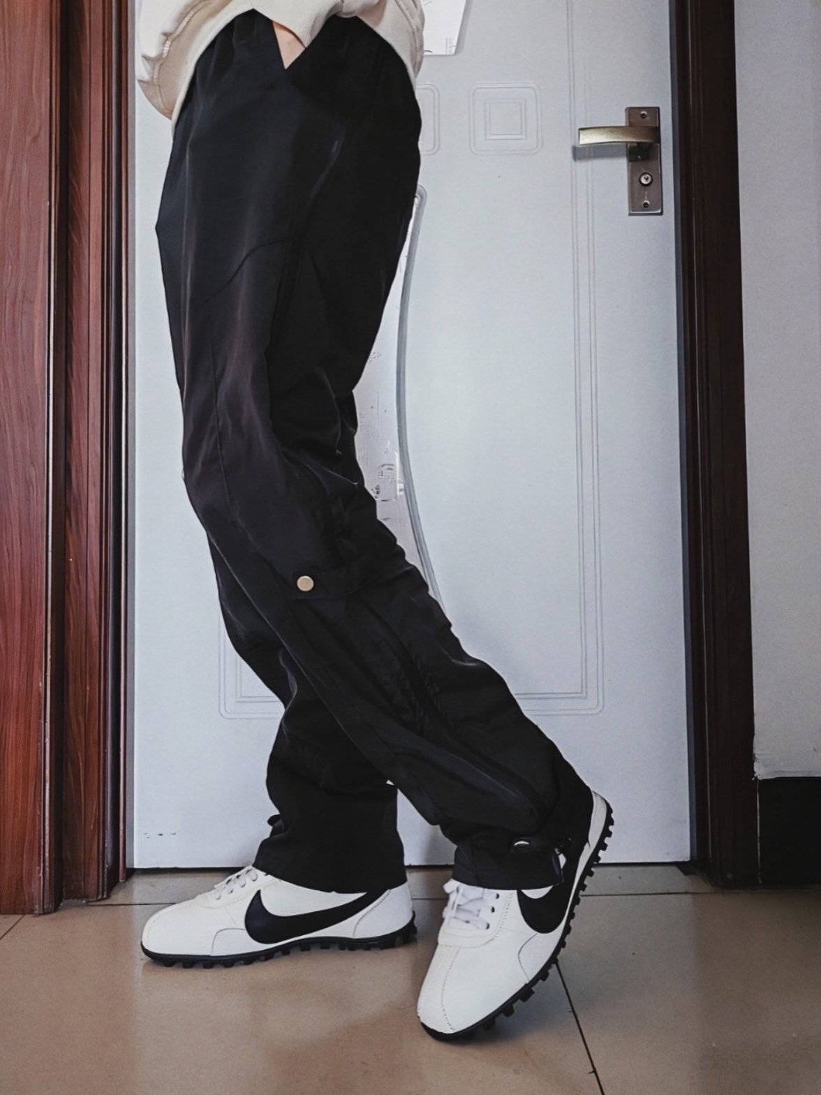 (W) Nike Moon Shoe Soft Pearl and Black 착용 스타일 - 4