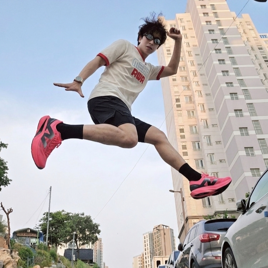 [KREAM 단독] RWR x MEHR Ringer T-Shirt White, New Balance Fuelcell Rebel v4 Ultra Pink Black - 2E Wide 착용 스타일
