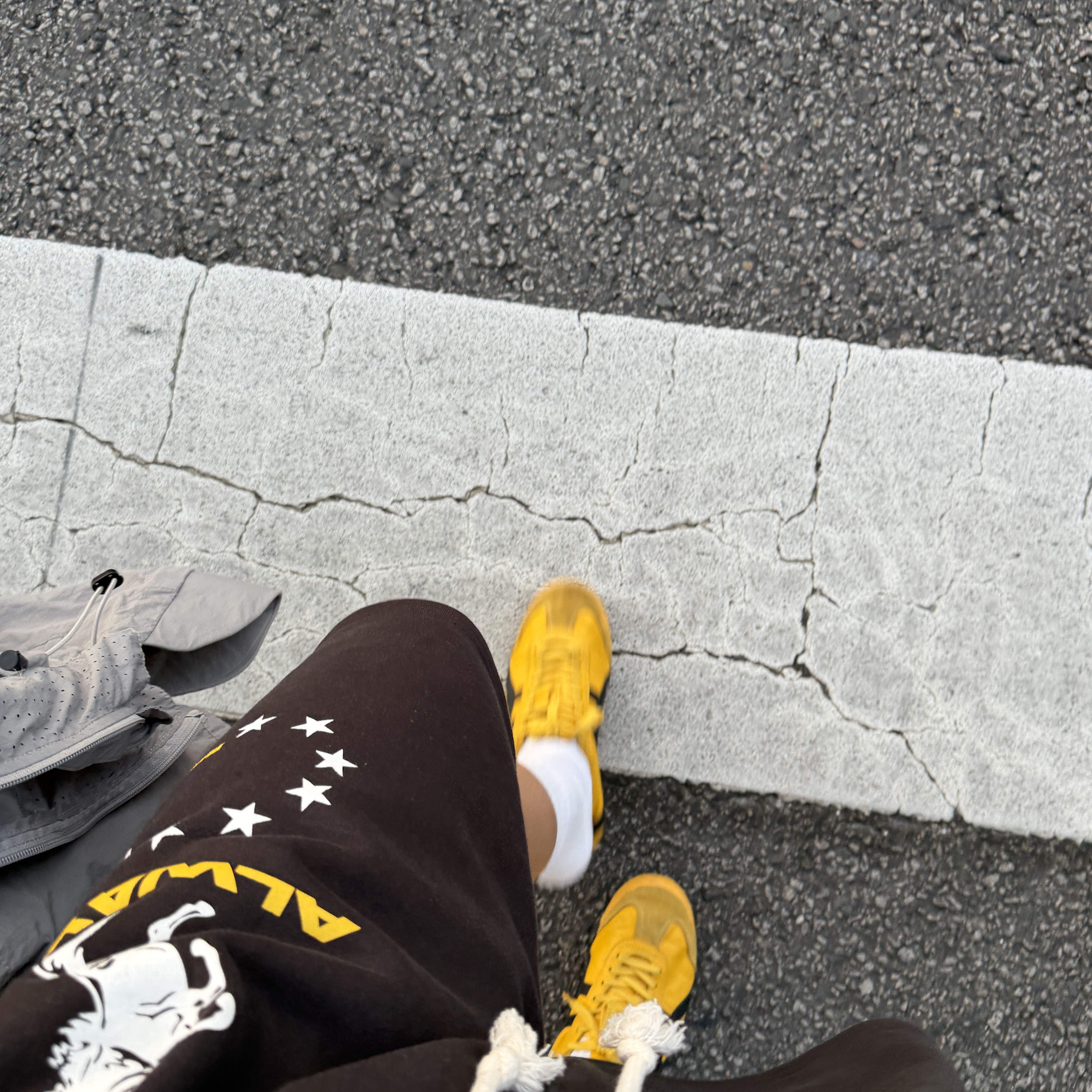 AMOU Horse One Tuck Bermuda Pants Black, Onitsuka Tiger Mexico 66 Yellow Black 착용 스타일 - 3