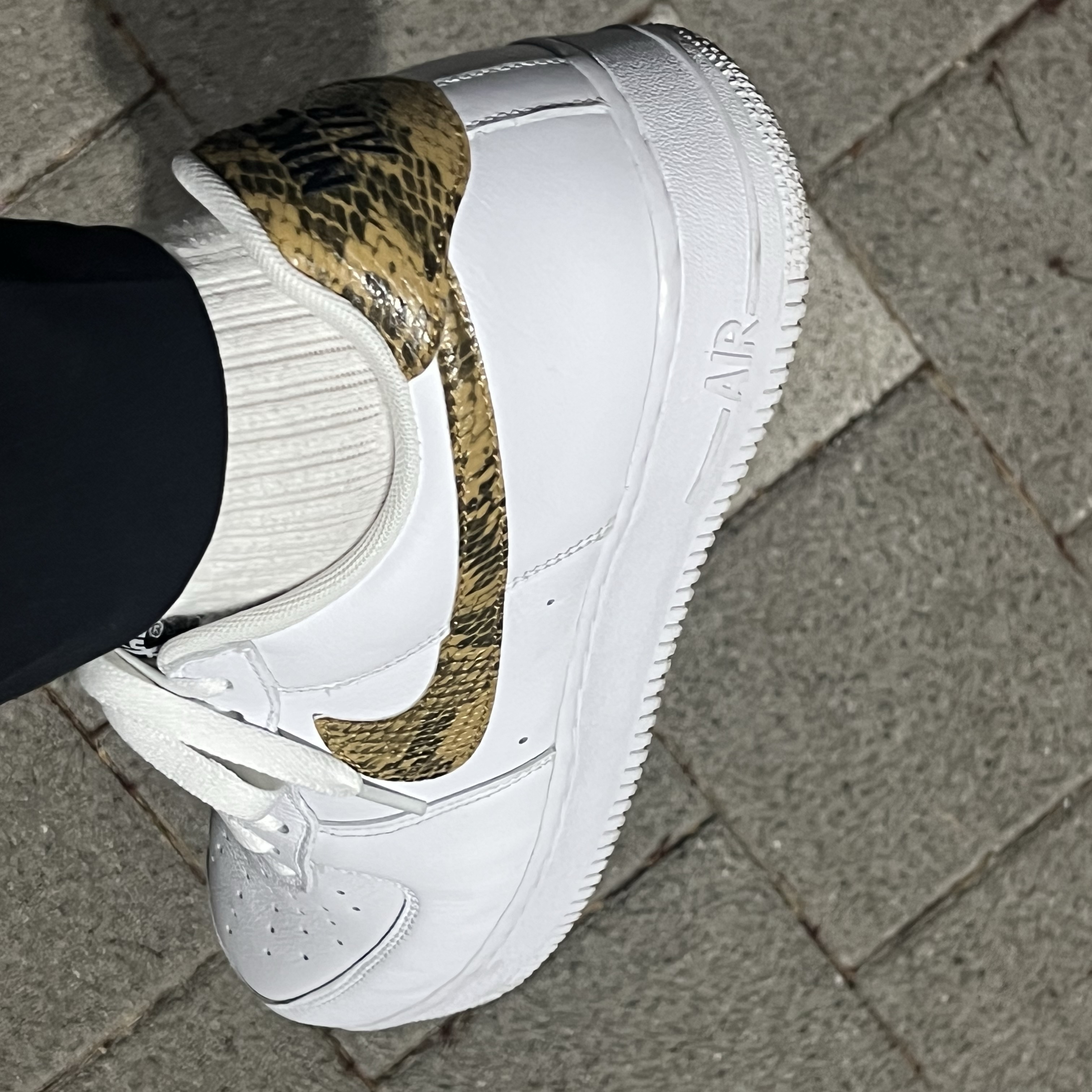 Nike Air Force 1 Low Retro PRM QS Ivory Snake 2024 착용 스타일 - 3