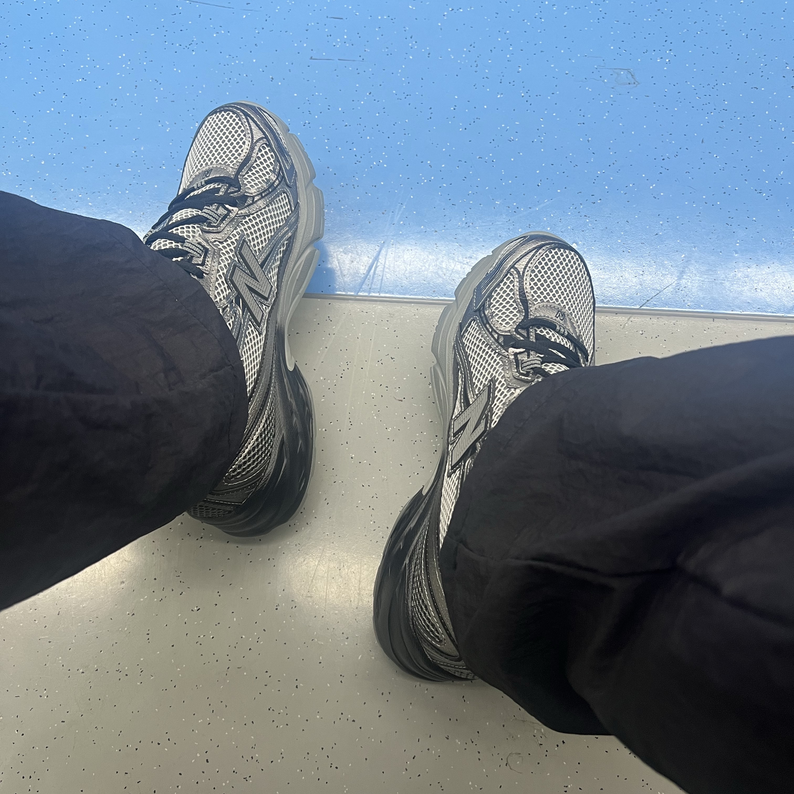New Balance 740 Dark Silver Metallic 착용 스타일 - 1