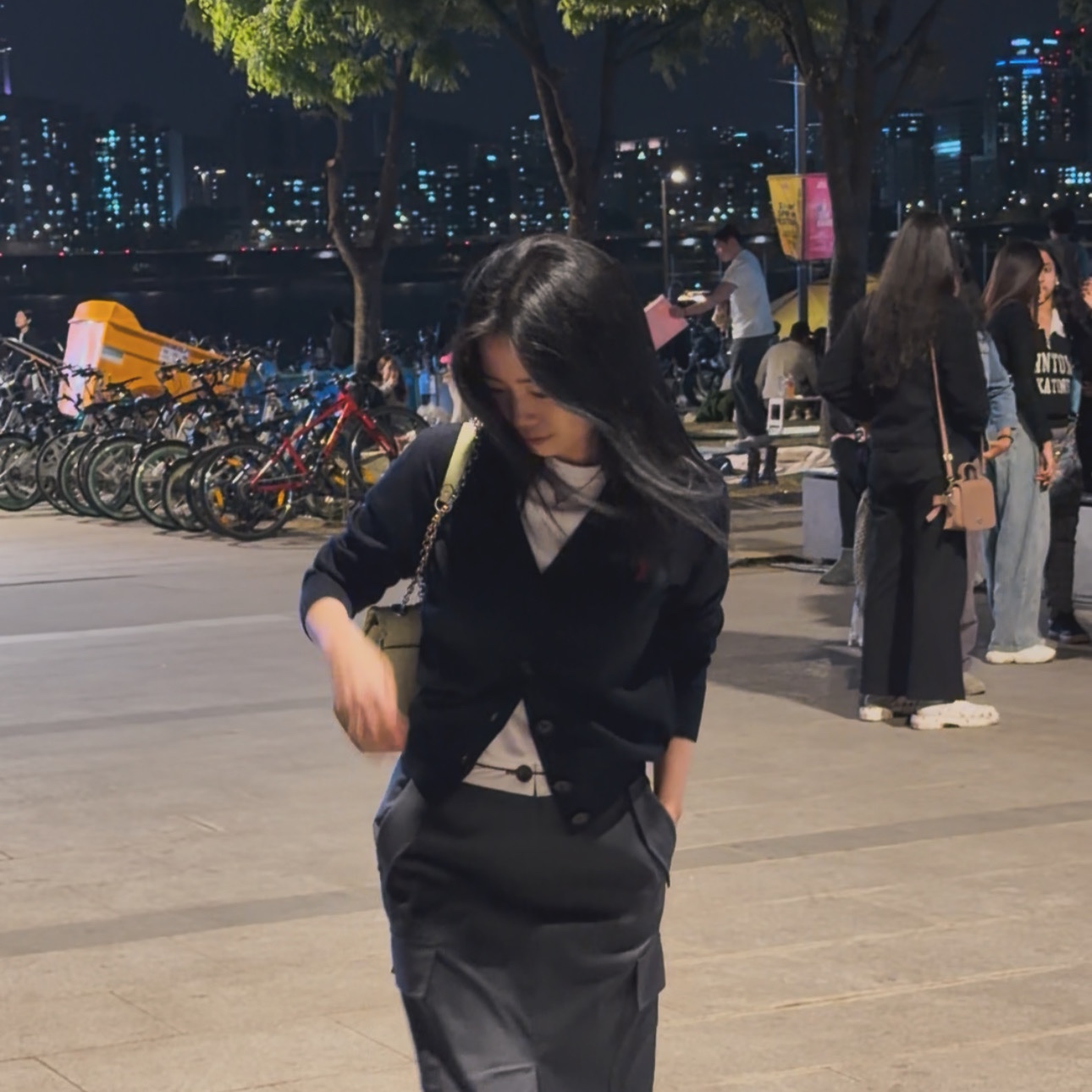 (W) Louis Vuitton Essential V Supple Necklace Palladium, (W) AMI de Coeur Cardigan Night Blue 착용 스타일 - 1