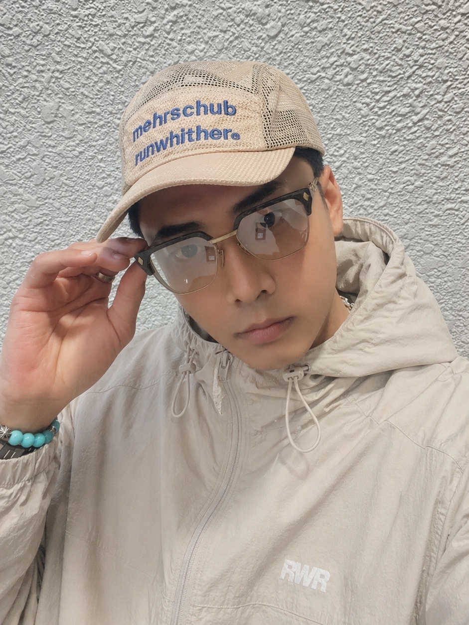 [KREAM 단독] RWR x MEHR Mesh Cap Beige, [KREAM 단독] runwhither Windbreaker Jacket Warm gray 착용 스타일 - 1