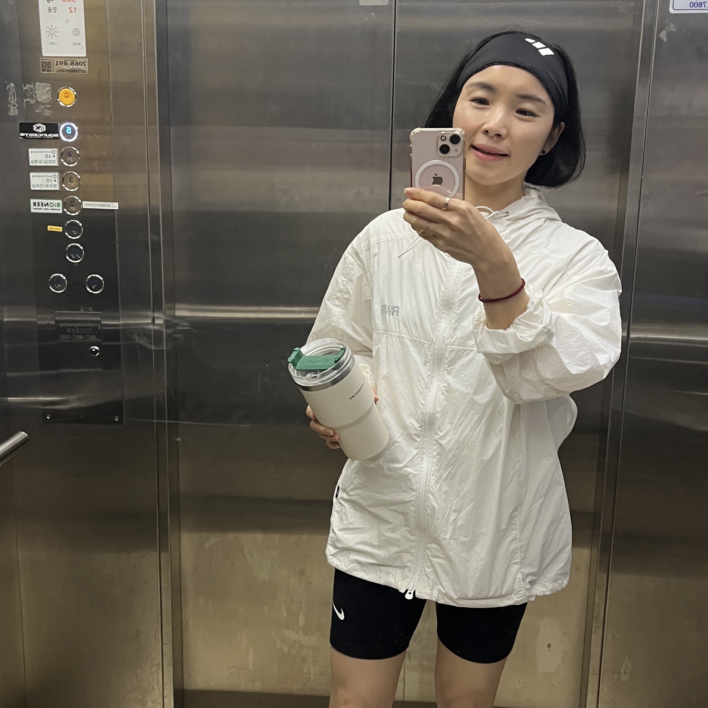 [KREAM 단독] runwhither Windbreaker Jacket V2 White 착용 스타일