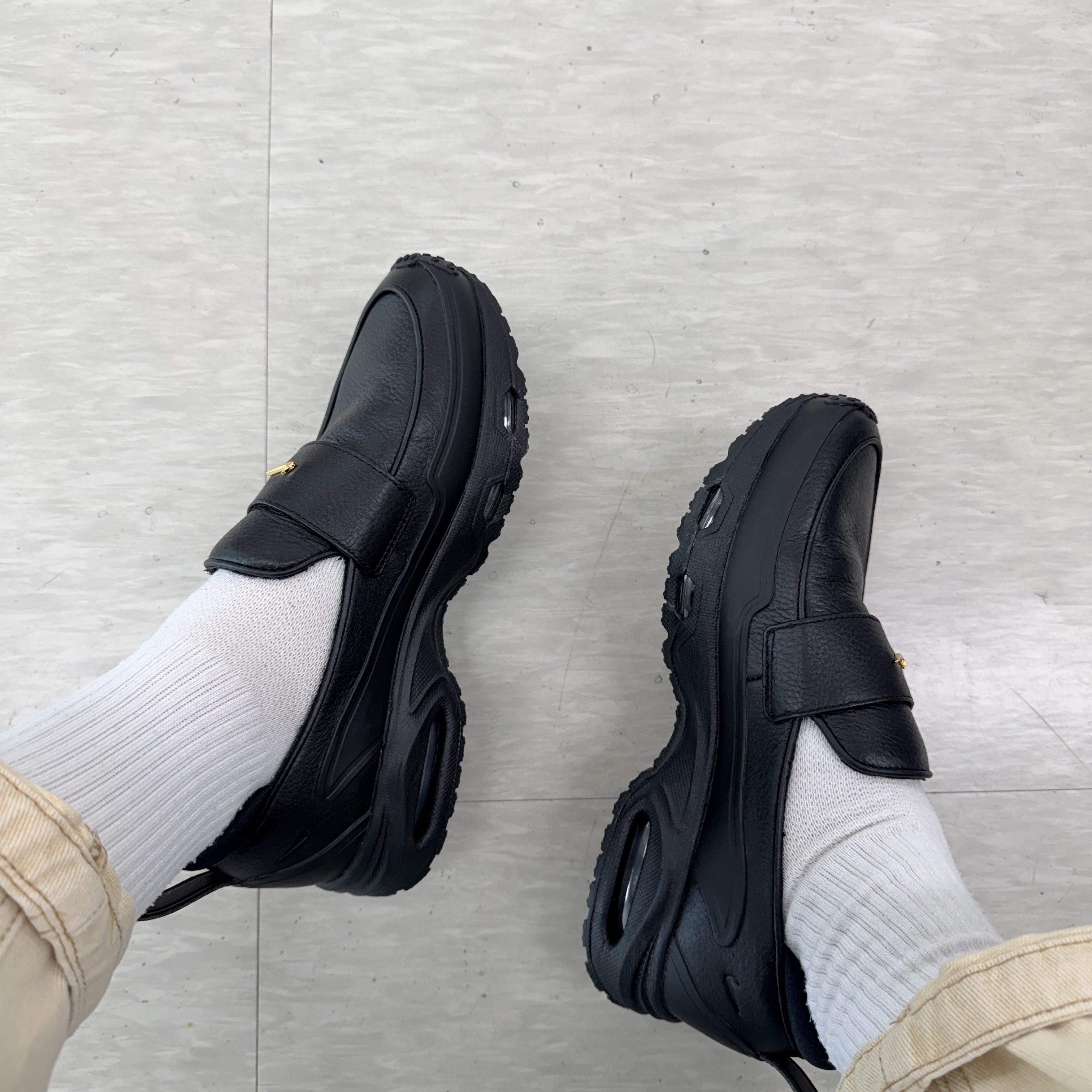 (W) Nike Air Max Phenomena Black Smoke Grey 착용 스타일 - 2