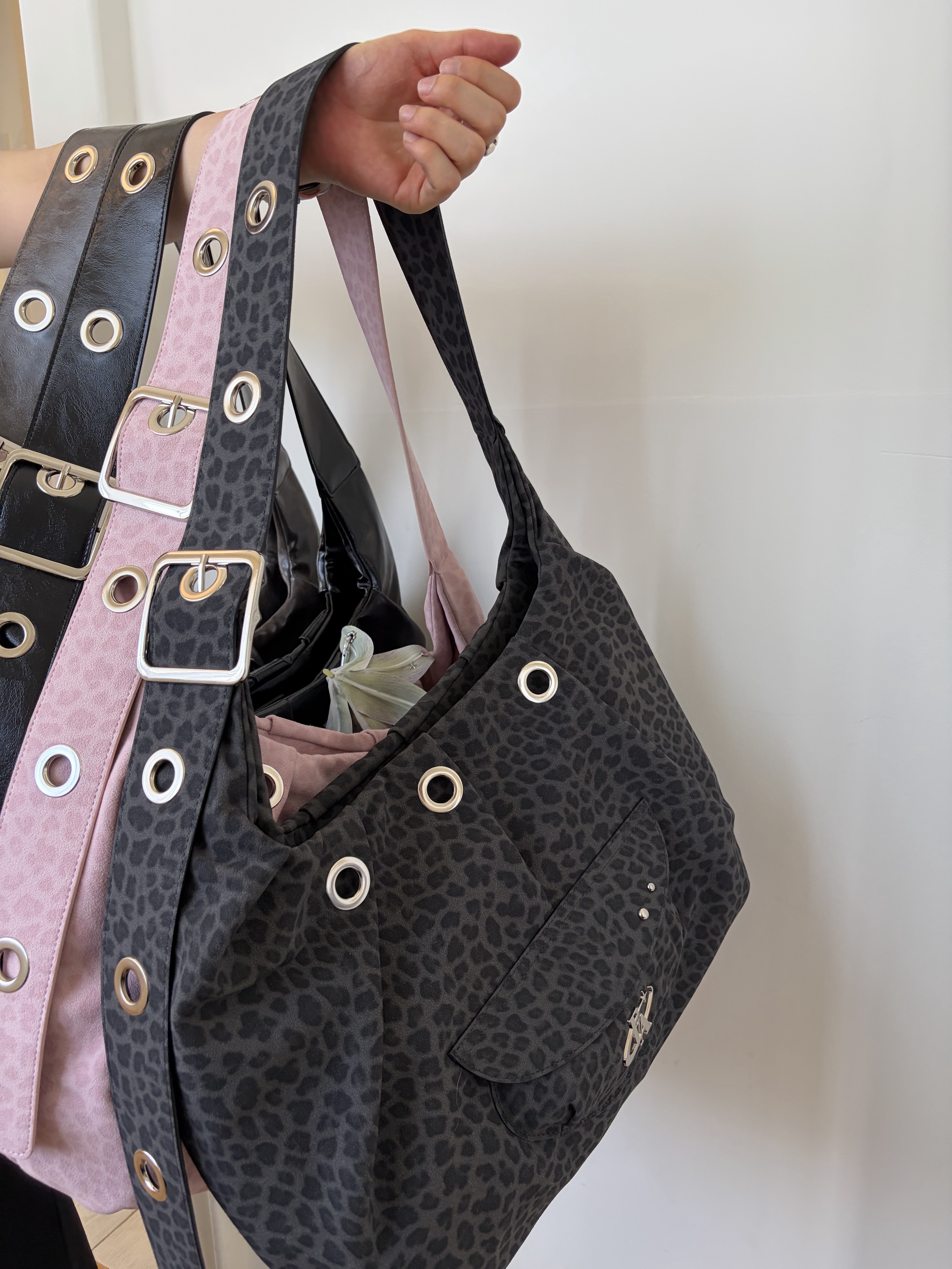 For Appeal Carry All Large Hobo Bag Leopard Pink, For Appeal Carry All Large Hobo Bag Leopard Black 착용 스타일