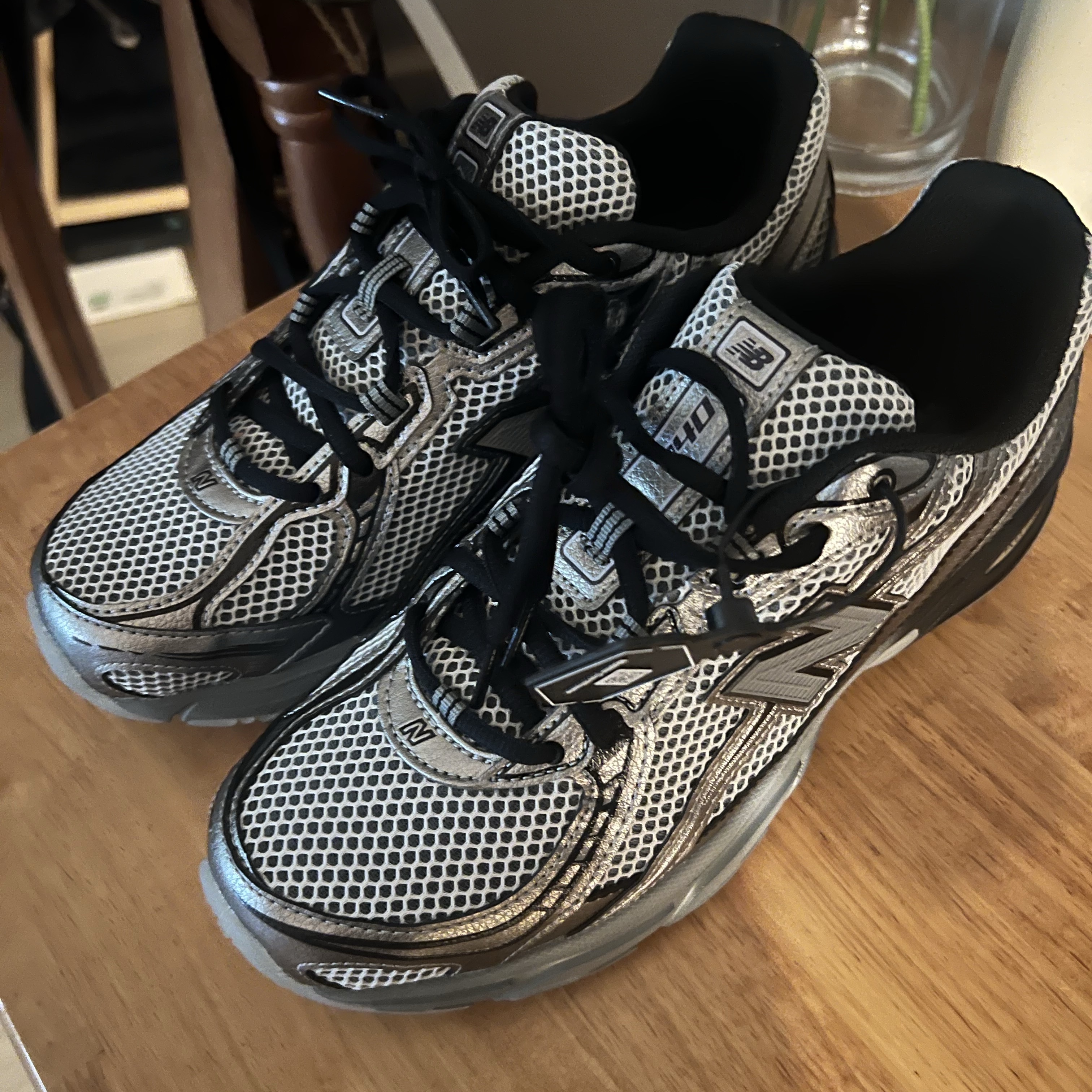 New Balance 740 Dark Silver Metallic 착용 스타일 - 2