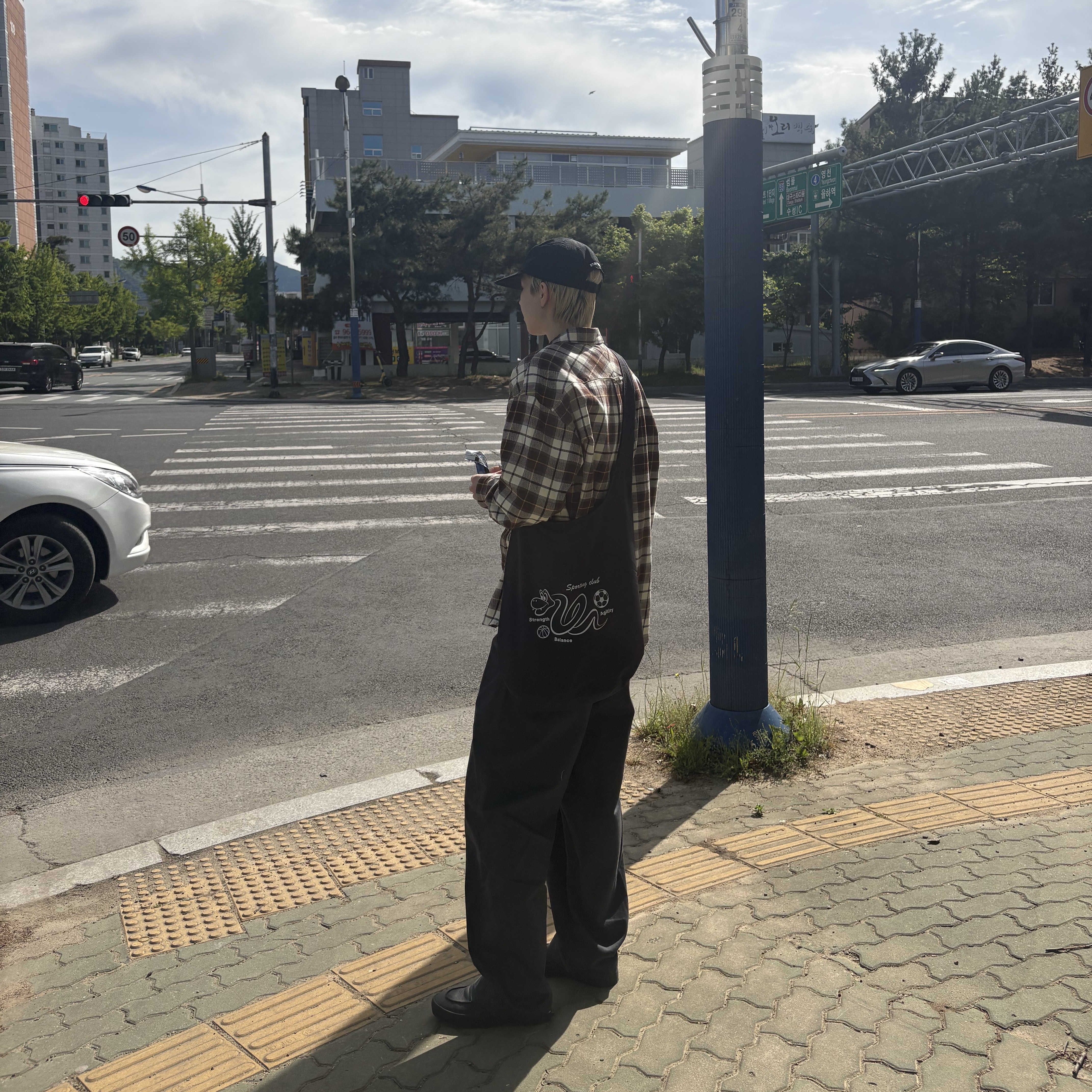 YESEYESEE Plop Check Shirt Brown, Uniqlo Relaxed Fit Straight Chino Pants Natural - JP 착용 스타일