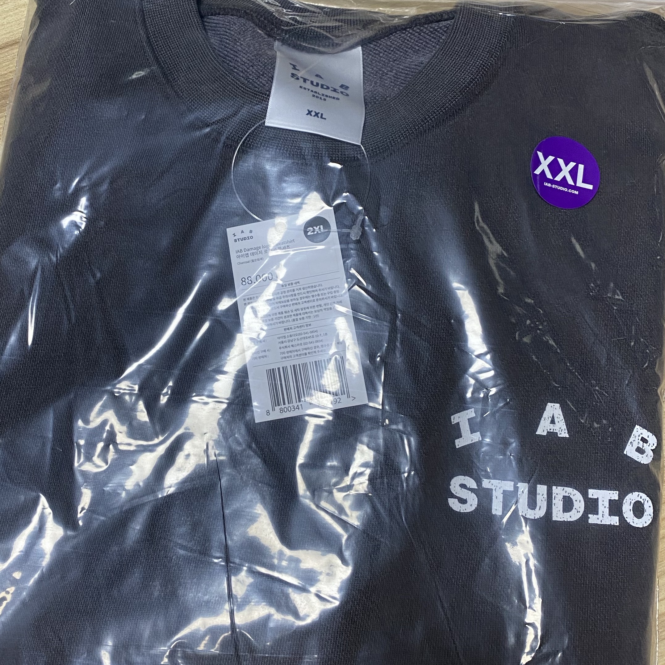 IAB Studio IAB Damaged Logo Sweatshirt Charcoal 착용 스타일
